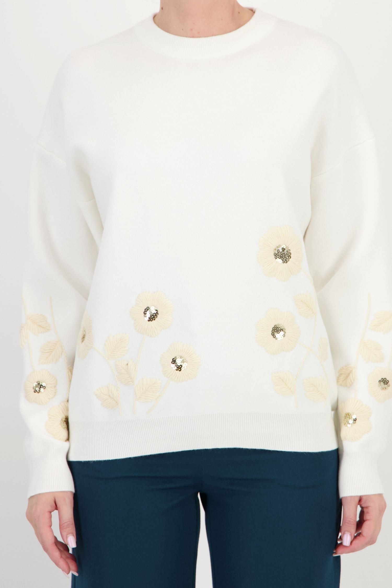 Pulover alb larg din tricot cu viscoză, cu model floral 2 - StarShinerS.ro