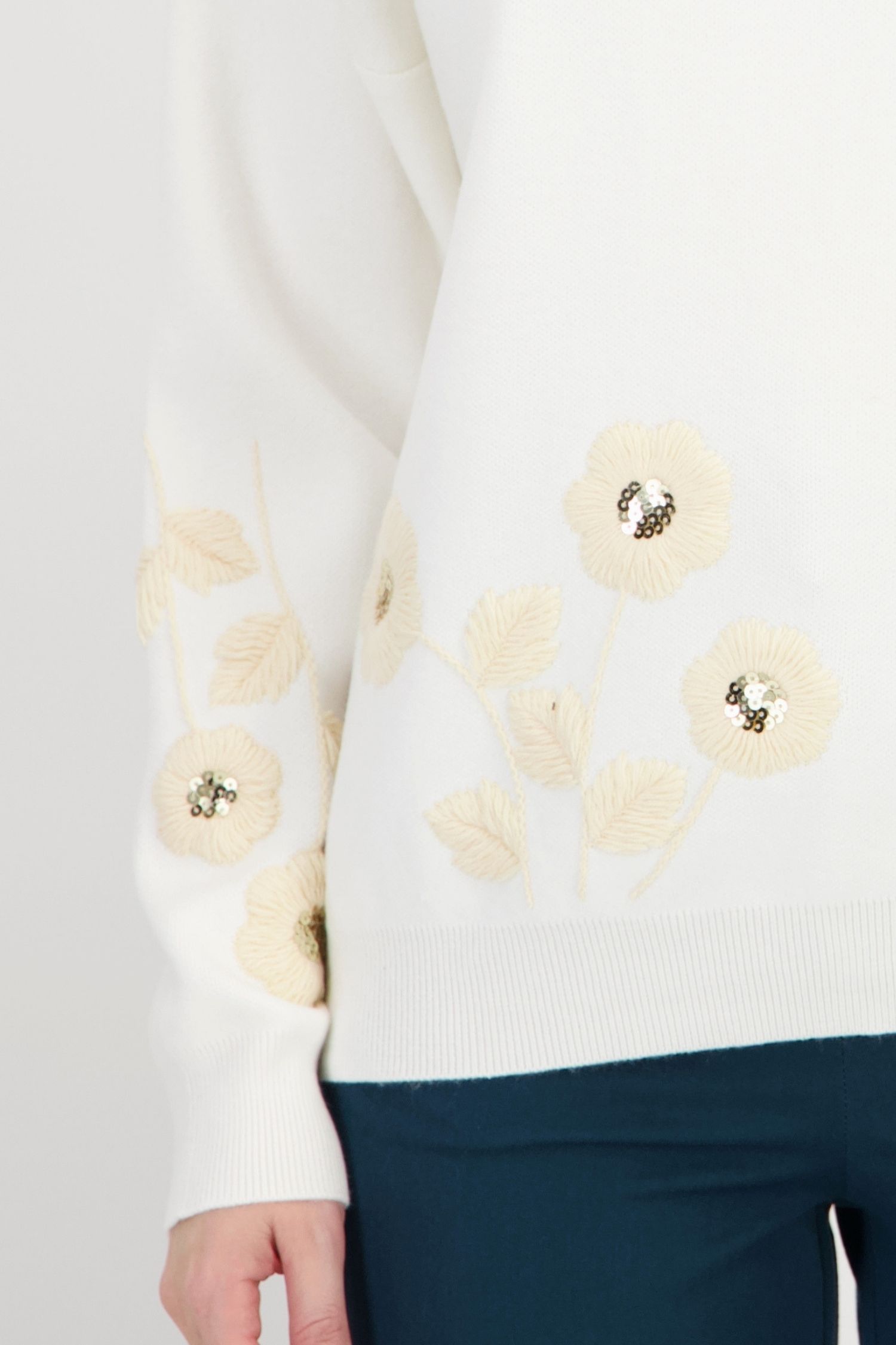 Pulover alb larg din tricot cu viscoză, cu model floral 3 - StarShinerS.ro