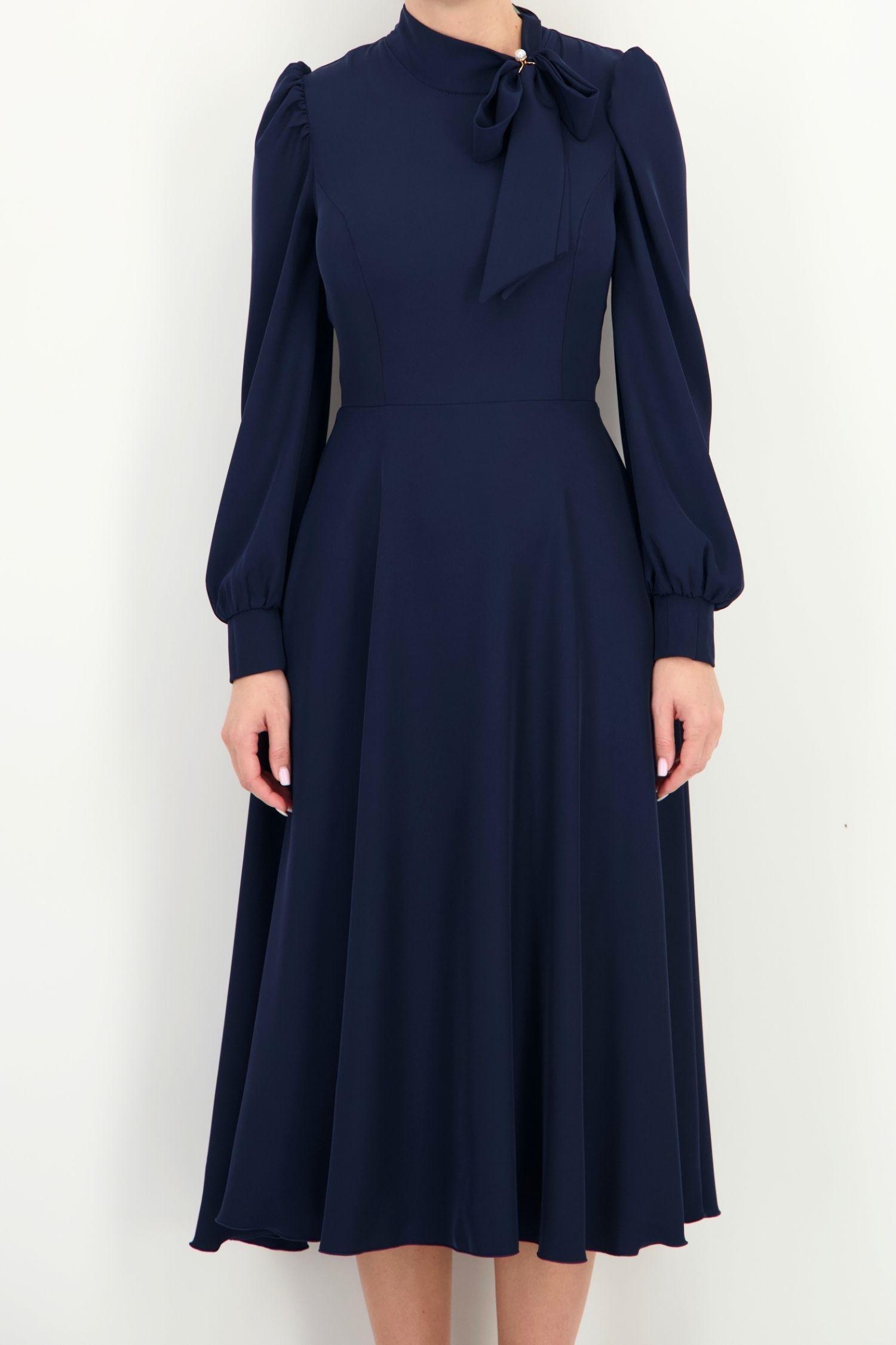 Rochie din material fluid bleumarin midi în clos cu guler tip eșarfă - StarShinerS 3 - StarShinerS.ro