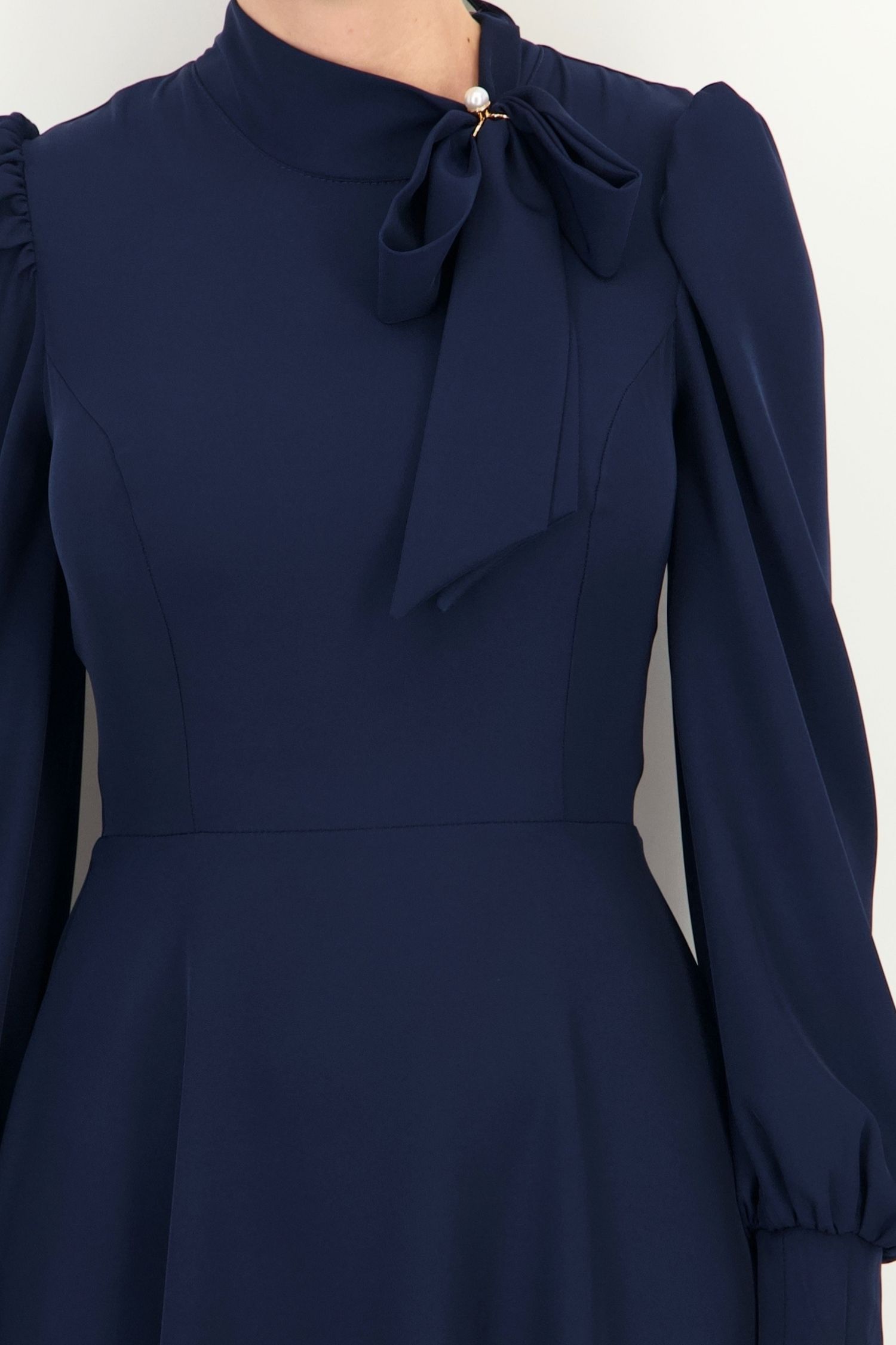 Rochie din material fluid bleumarin midi în clos cu guler tip eșarfă - StarShinerS 5 - StarShinerS.ro