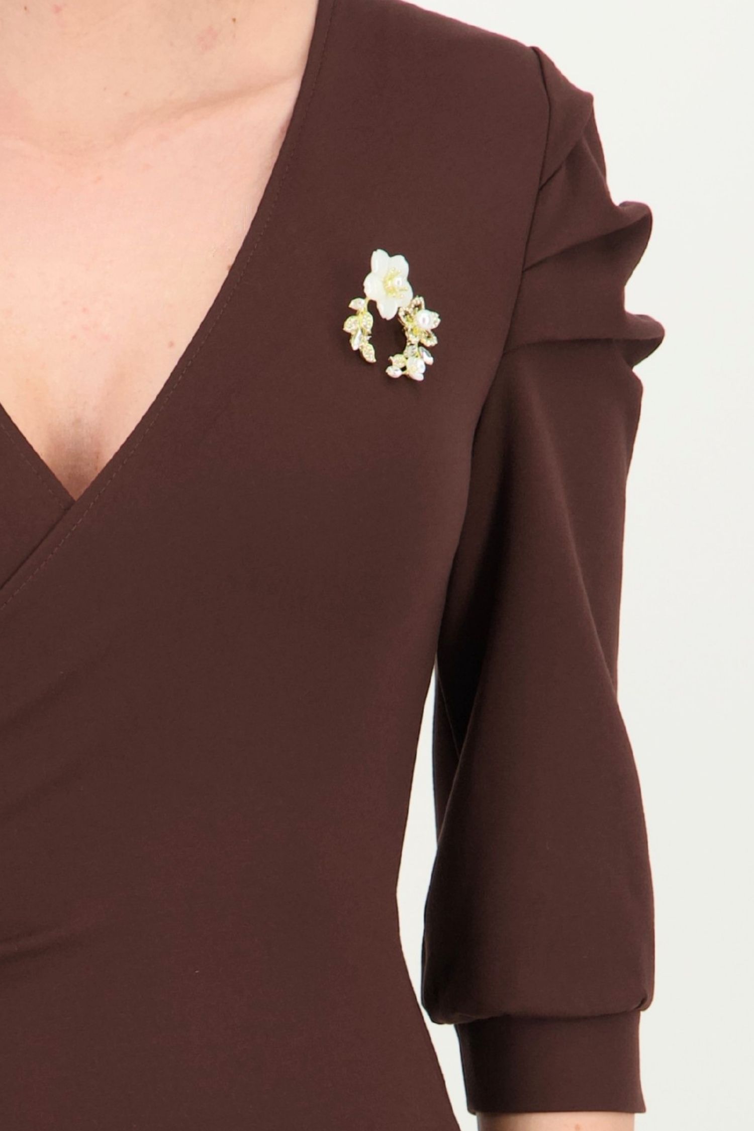 Rochie maro midi tip creion din punto cu viscoză, cu broșă 5 - StarShinerS.ro