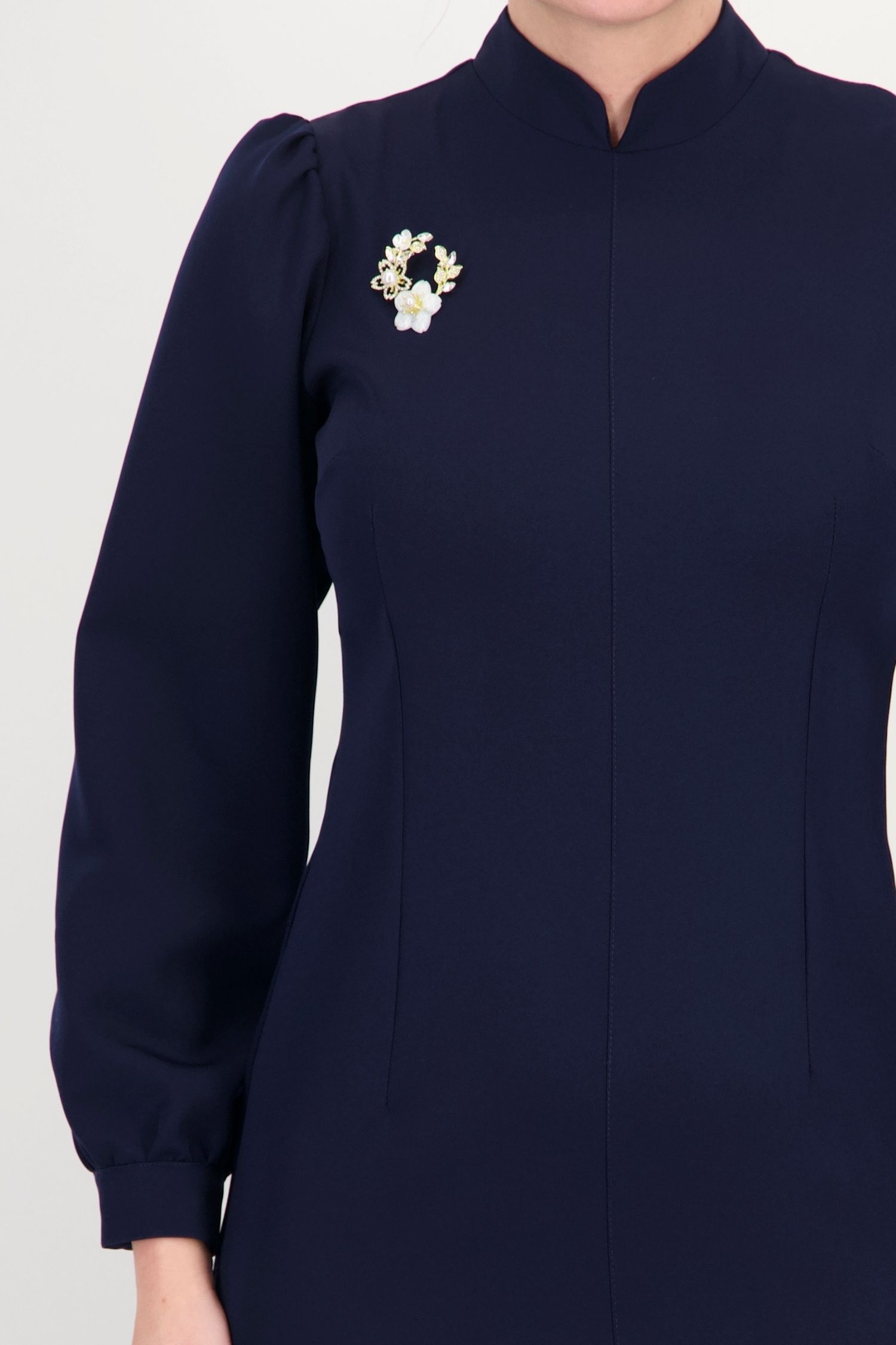 Rochie bleumarin dreaptă din stofă elastică, cu broșă 5 - StarShinerS.ro