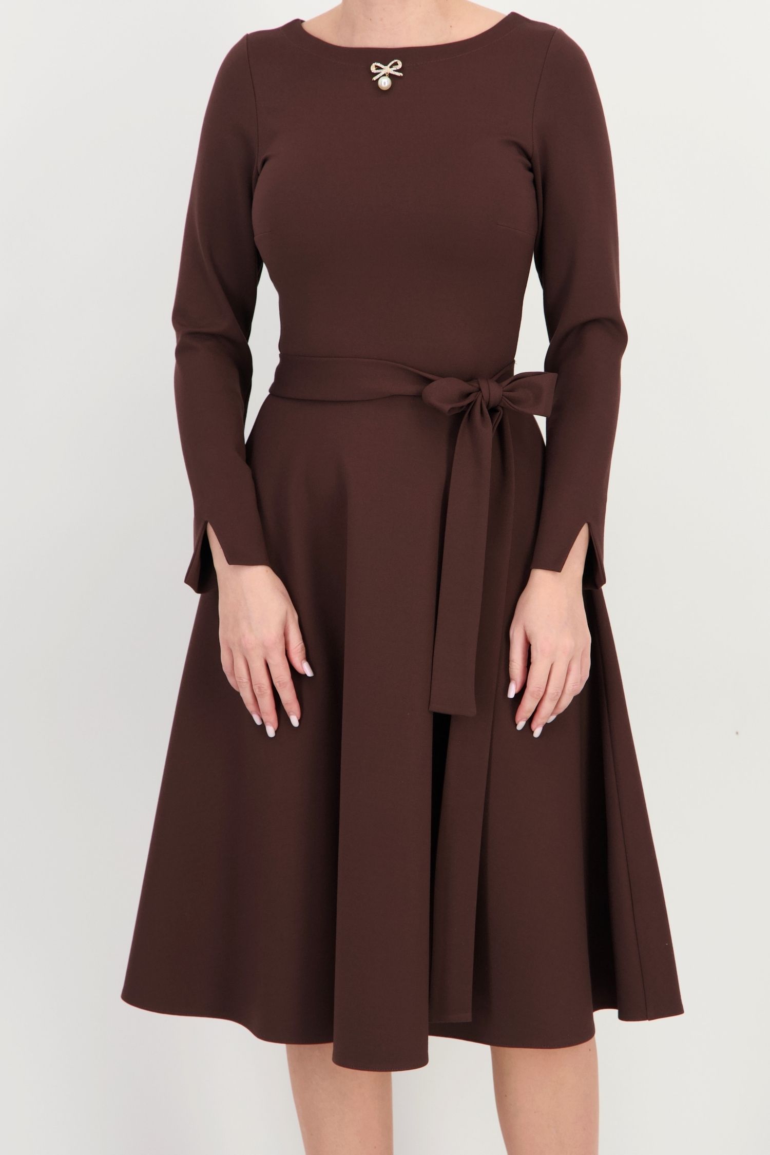 Rochie maro midi, în clos, din punto cu viscoză, cu broșă 3 - StarShinerS.ro