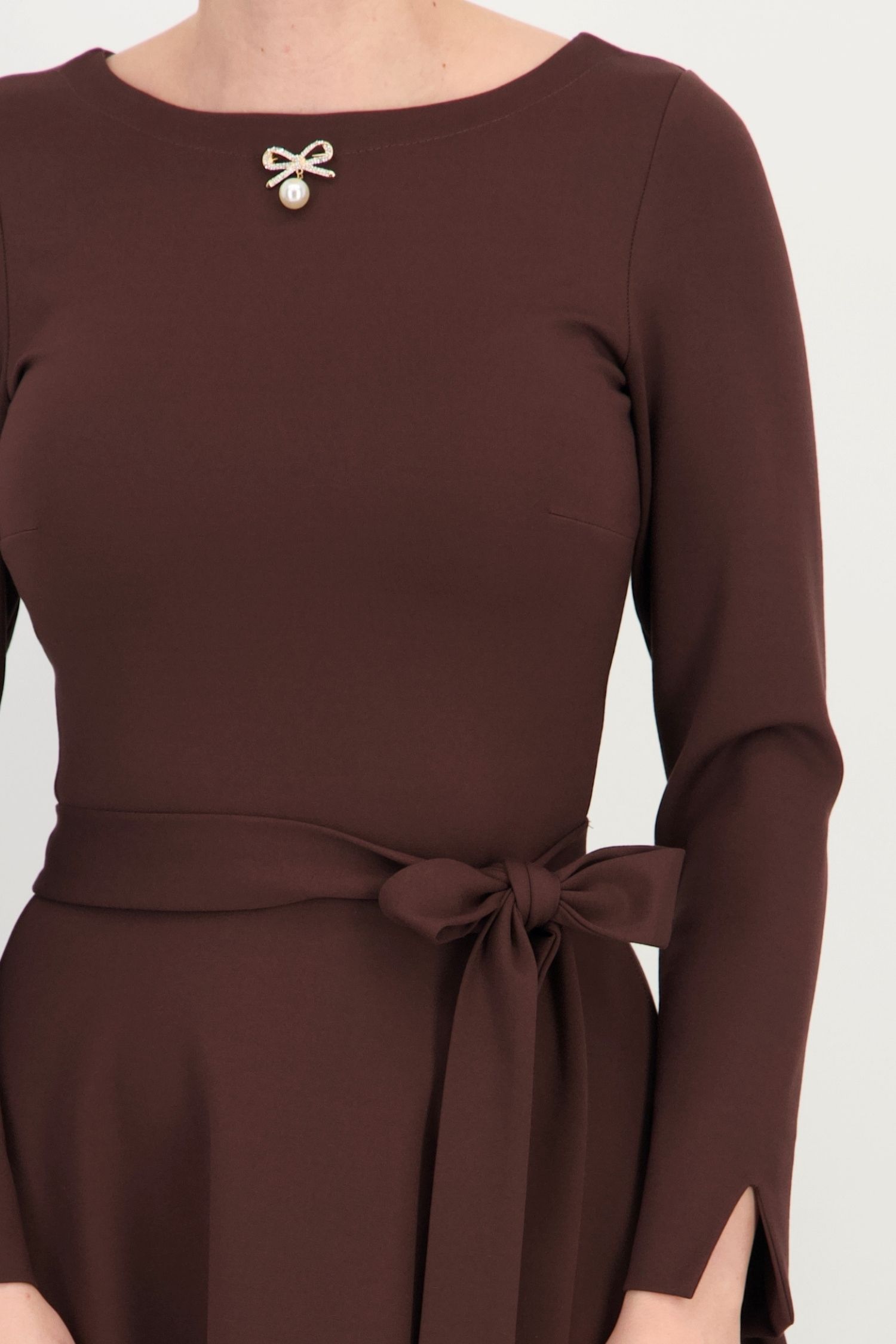 Rochie maro midi, în clos, din punto cu viscoză, cu broșă 5 - StarShinerS.ro