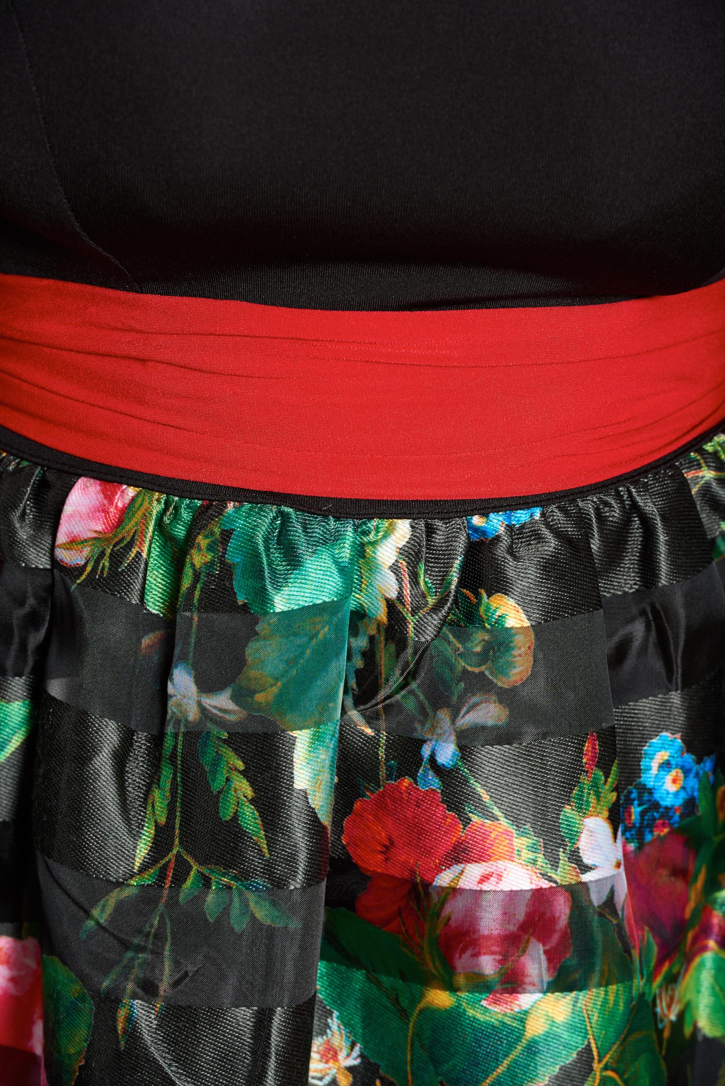 Rochie Fofy neagra eleganta in clos din material elastic si fin cu imprimeuri florale accesorizata cu cordon 3 - StarShinerS.ro