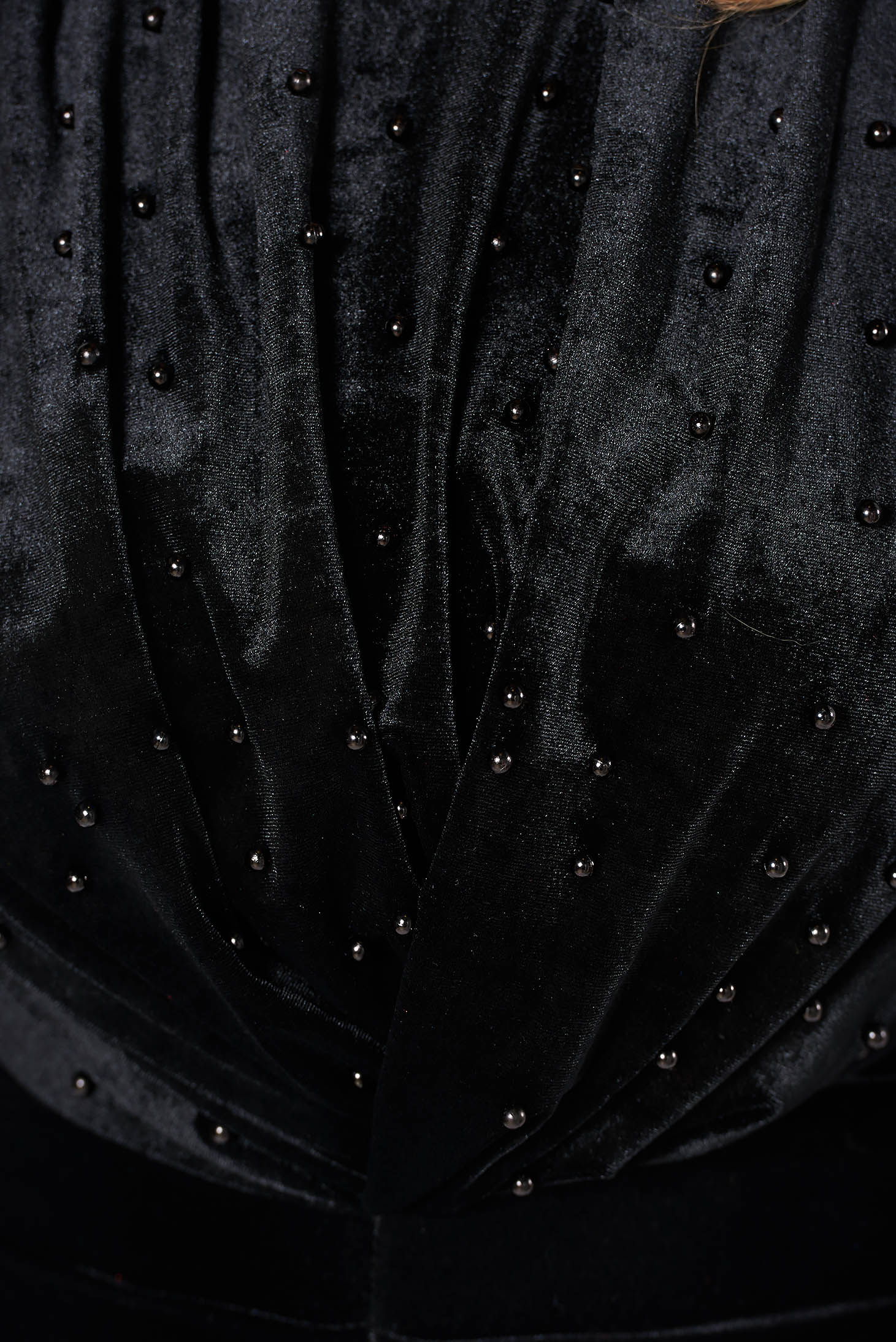 Fekete alkalmi szűk szabású bársony ruha gyöngyös díszítéssel 5 - StarShinerS.hu