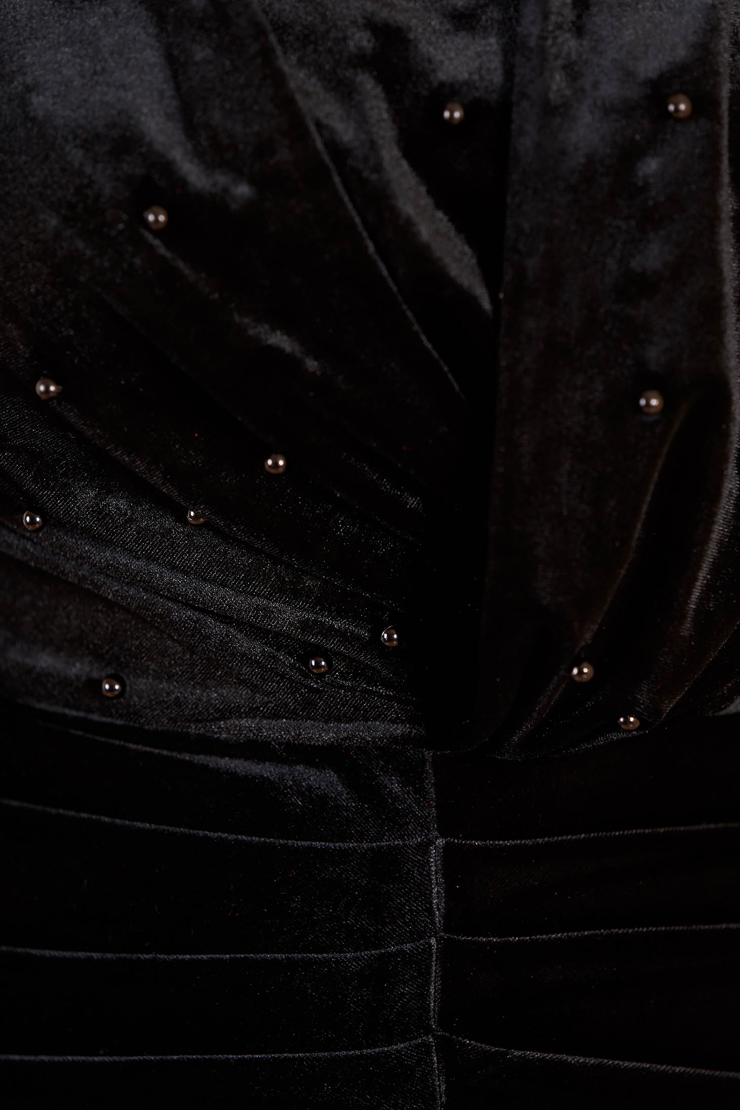 Fekete alkalmi szűk szabású bársony ruha gyöngyös díszítéssel 4 - StarShinerS.hu