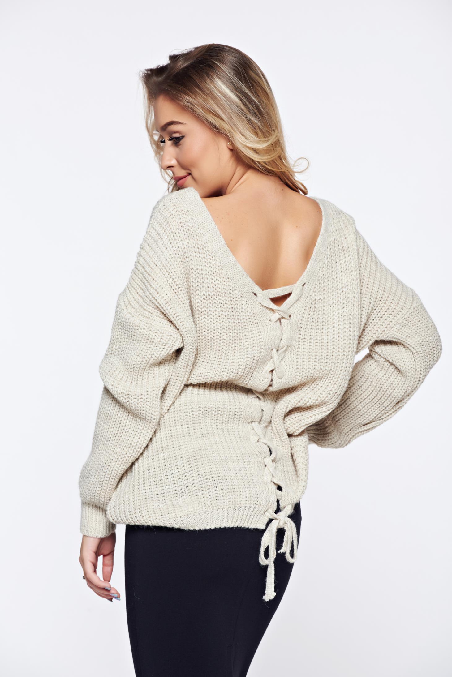 Casual knitted cream sweater with laced details with cut back