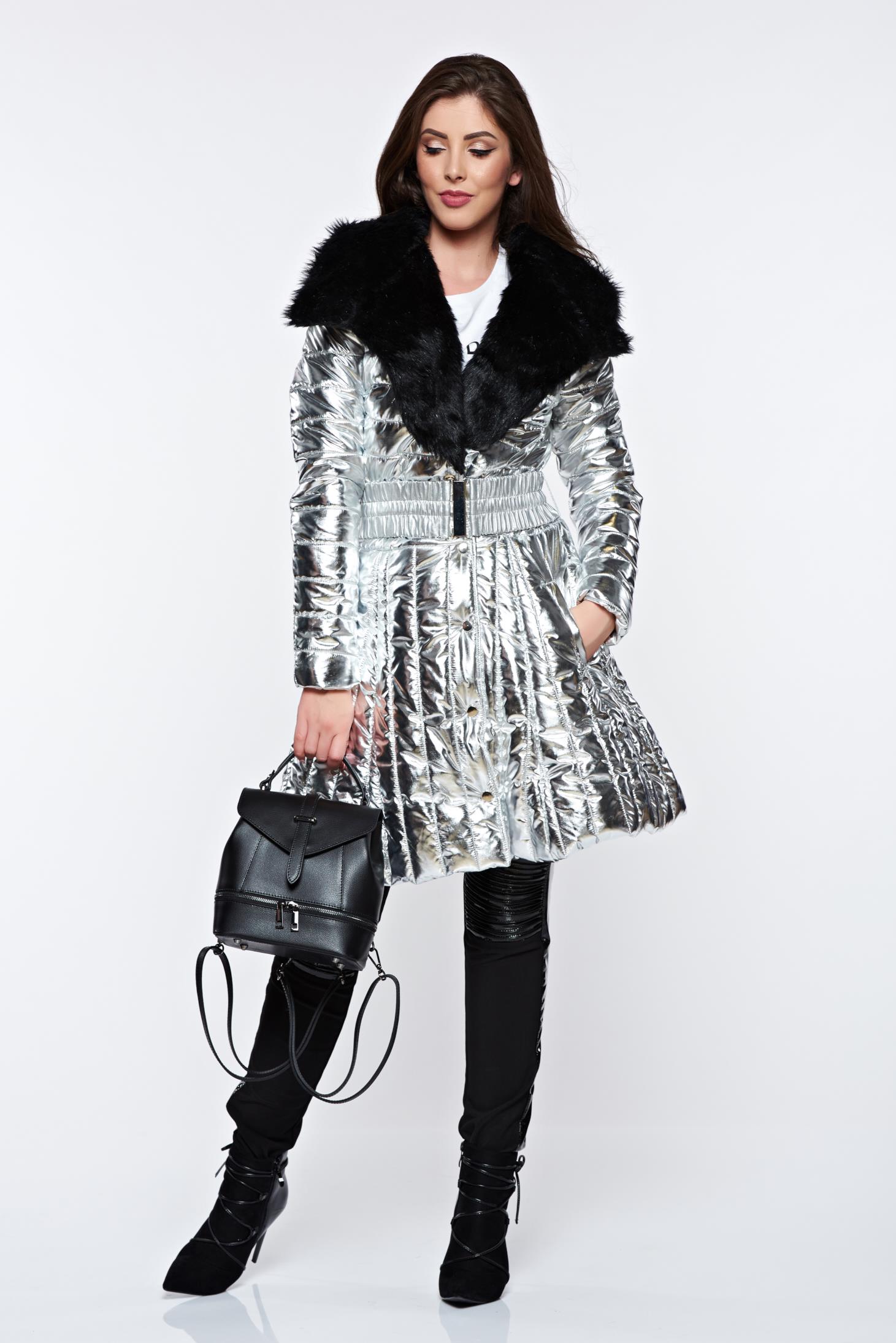 Ocassion silver jacket casual with faux fur details with metallic aspect