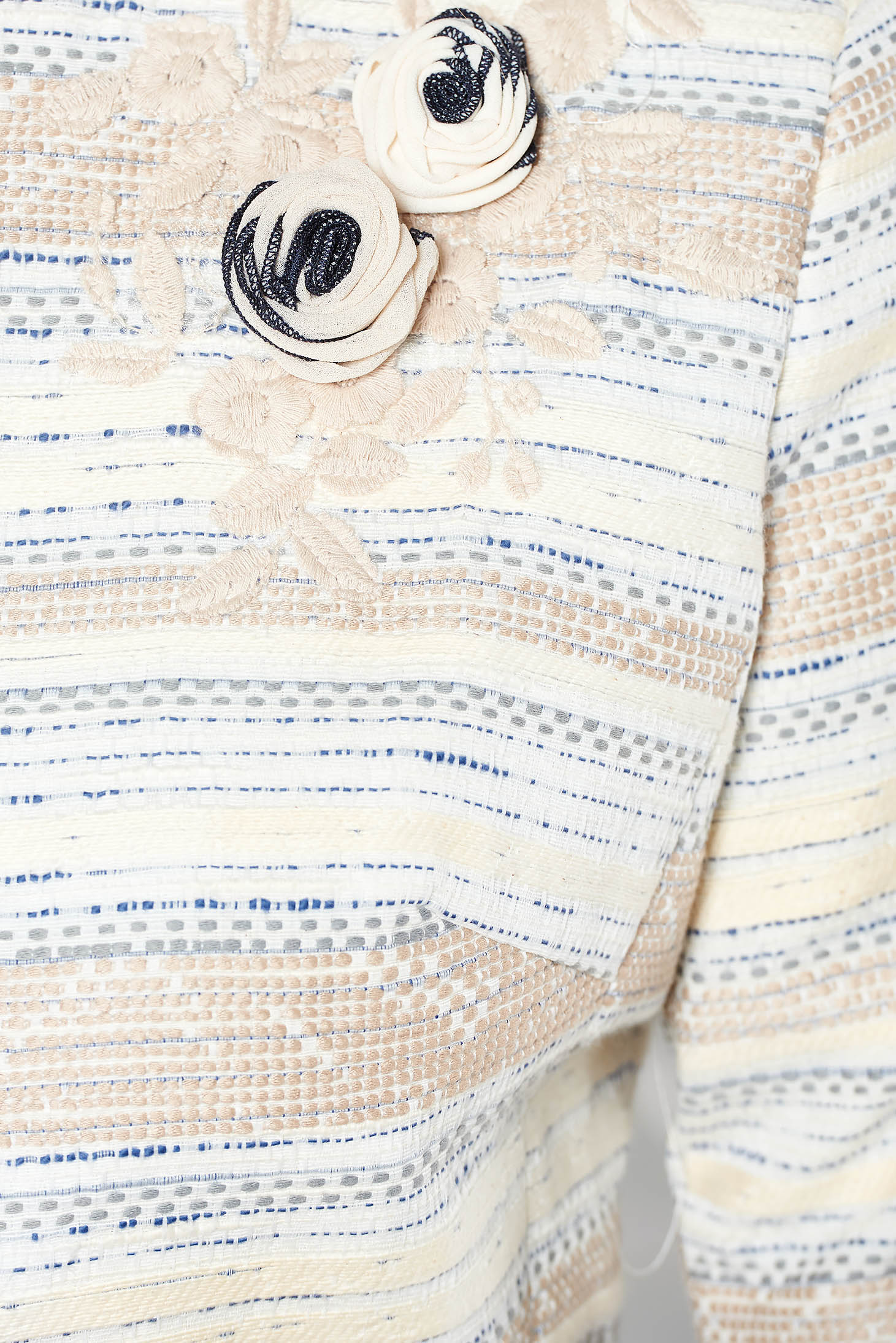 Krém LaDonna elegáns pamutból készült blézer belső béléssel kézzel varrott díszítésekk 4 - StarShinerS.hu
