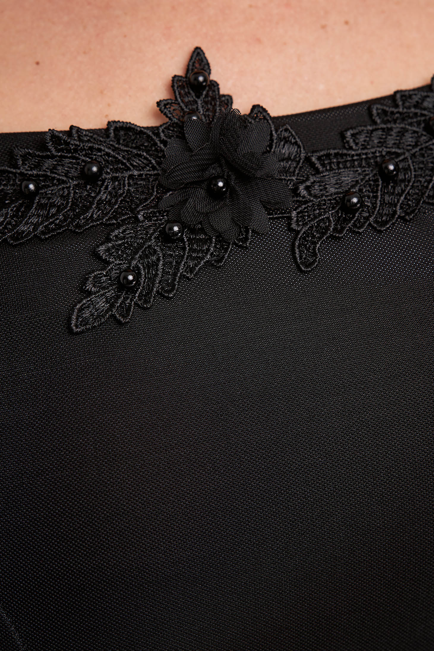 Fekete StarShinerS elegáns ceruza ruha enyhén rugalmas szövetből virágos díszekkel 5 - StarShinerS.hu