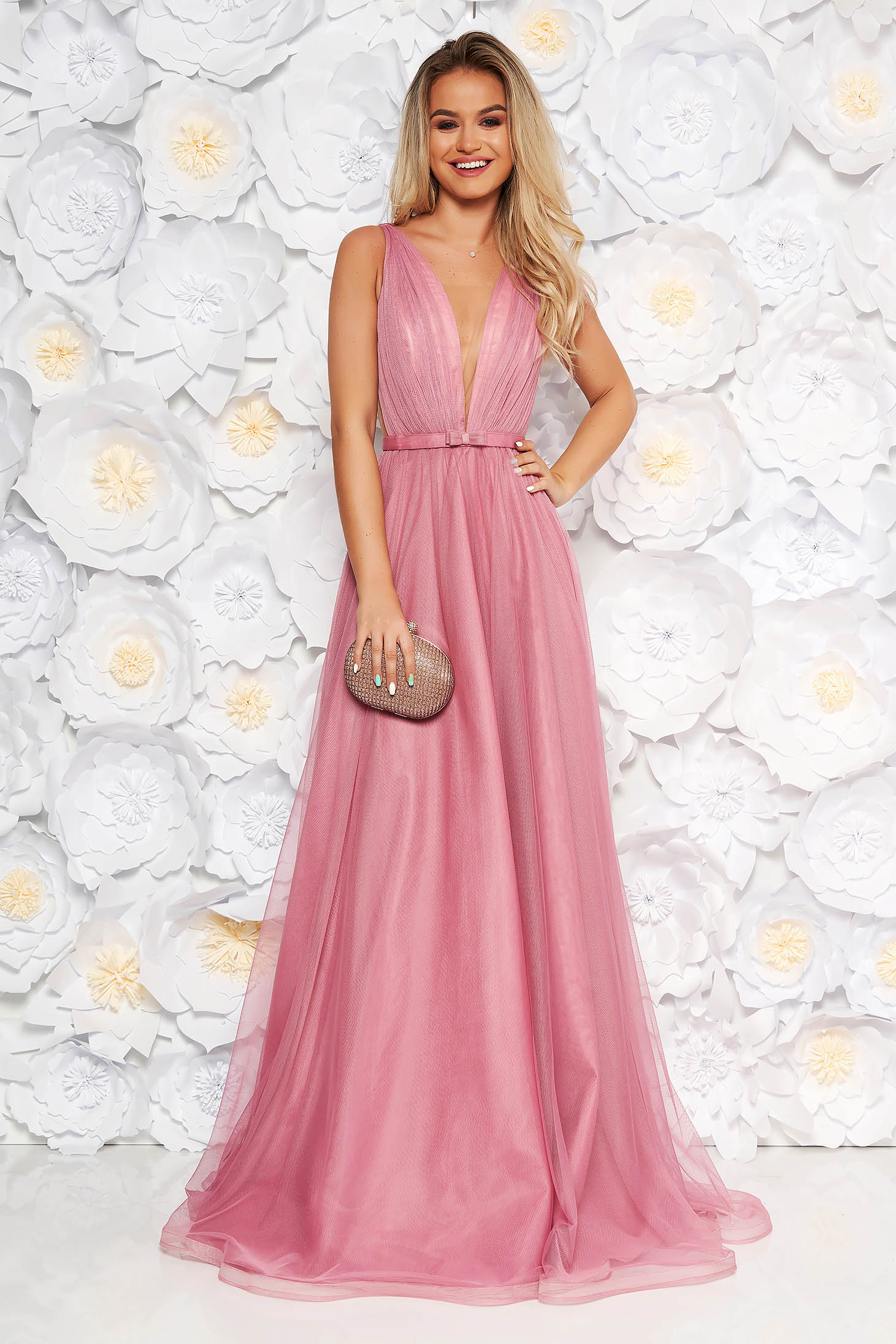 Világos rózsaszín Ana Radu luxus ruha tüllből övvel ellátva mély dekoltázzsal és béléssel 3 - StarShinerS.hu