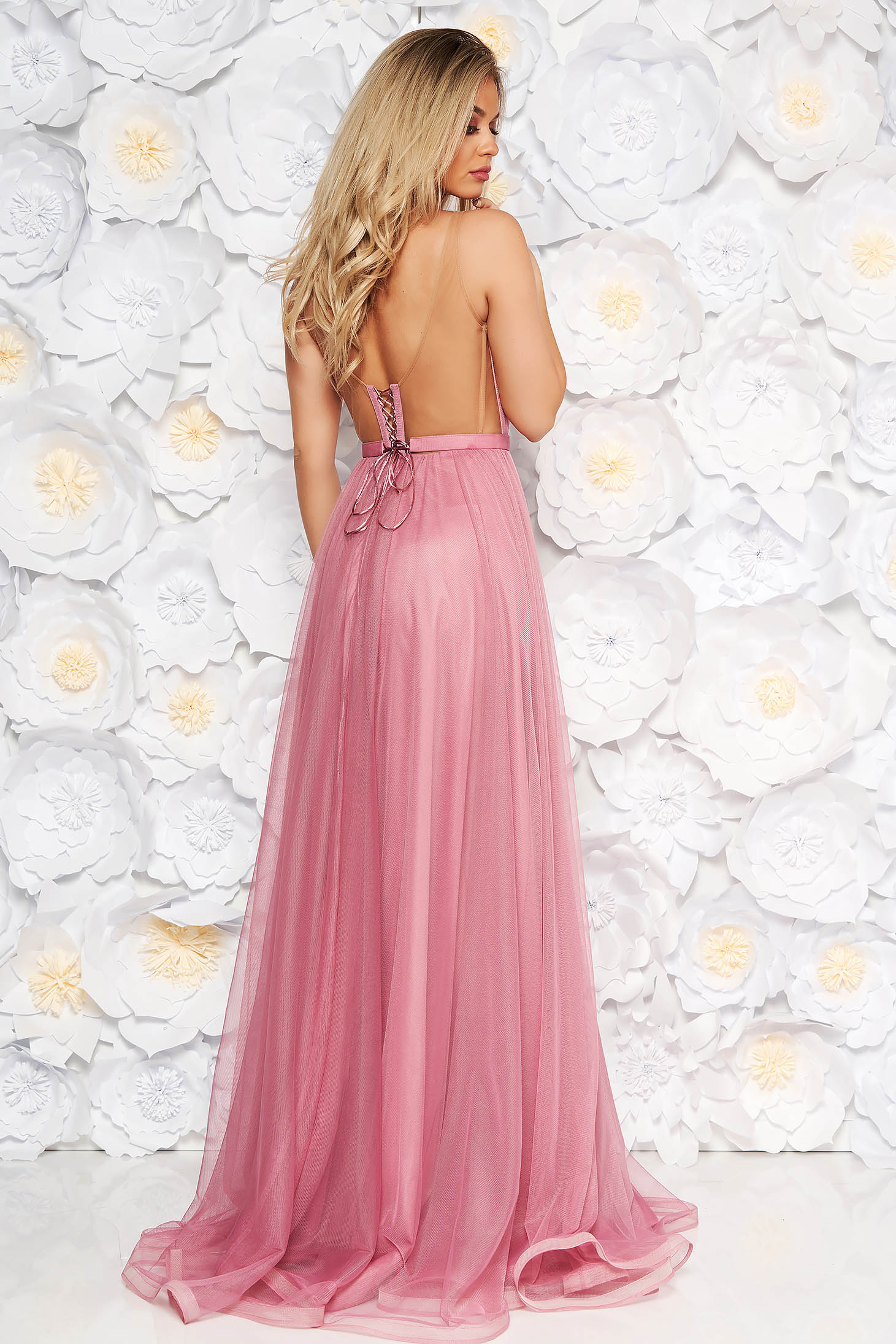 Világos rózsaszín Ana Radu luxus ruha tüllből övvel ellátva mély dekoltázzsal és béléssel 2 - StarShinerS.hu
