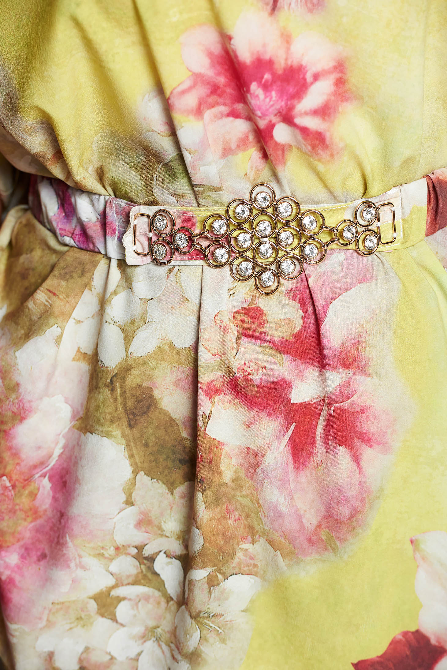 Sárga PrettyGirl elegáns bő szabású ruha szatén anyagból virágmintás díszítéssel övvel ellátva 4 - StarShinerS.hu