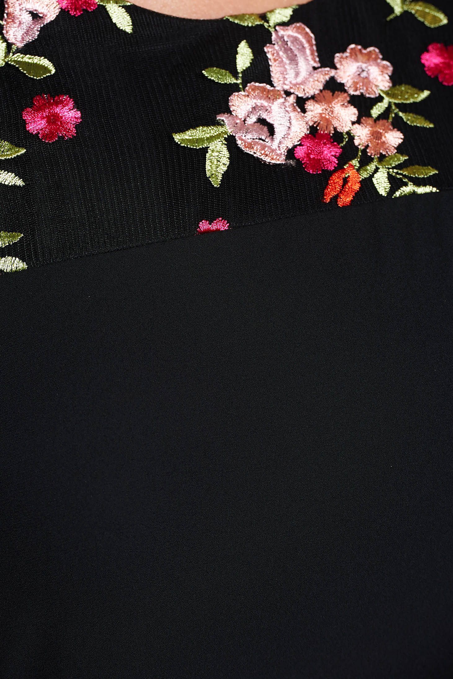 Fekete elegáns bő szabású ruha vékony anyag tűll elől hímzett 4 - StarShinerS.hu