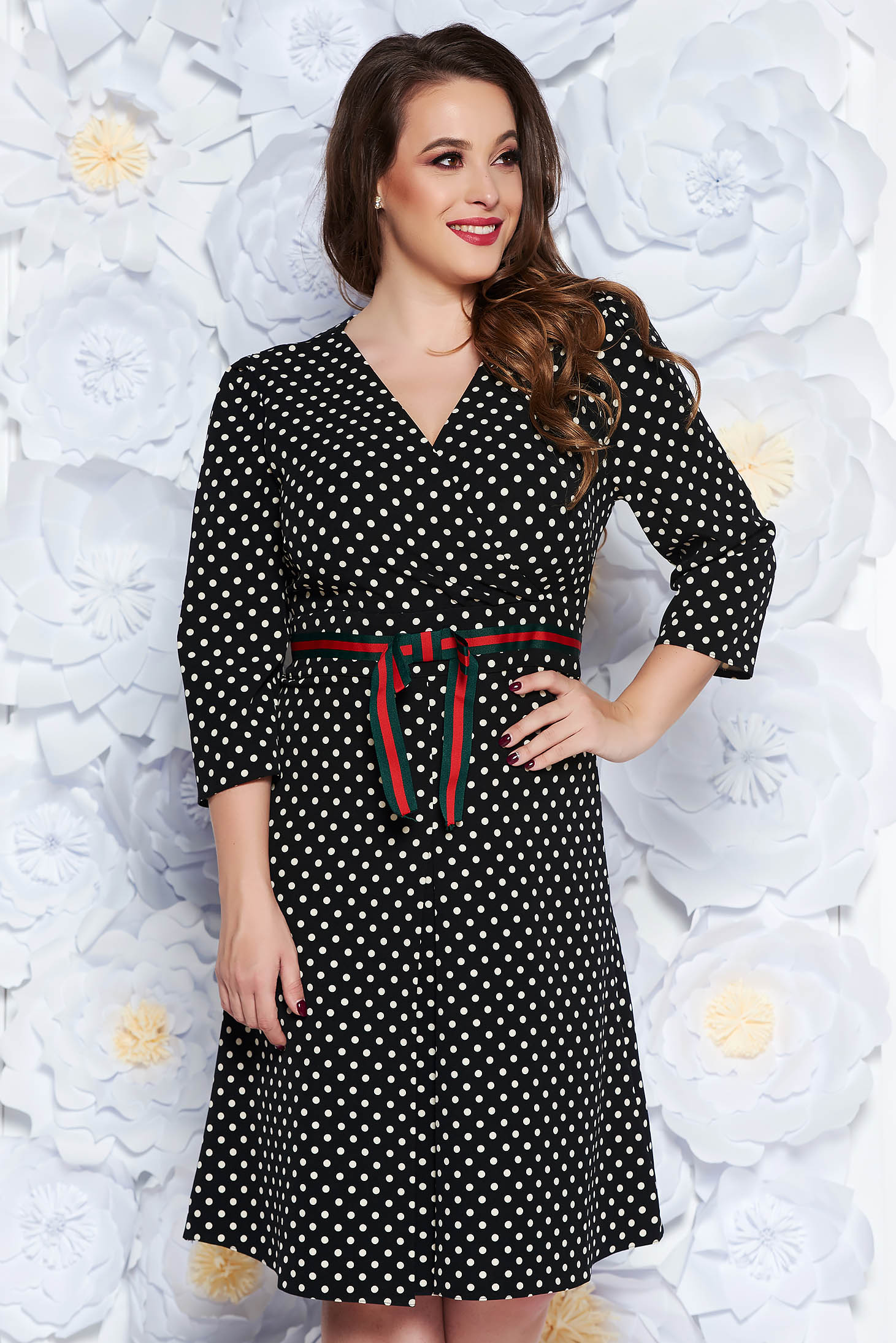 Rochie neagra eleganta in clos material fin la atingere cu buline cu decolteu in v
