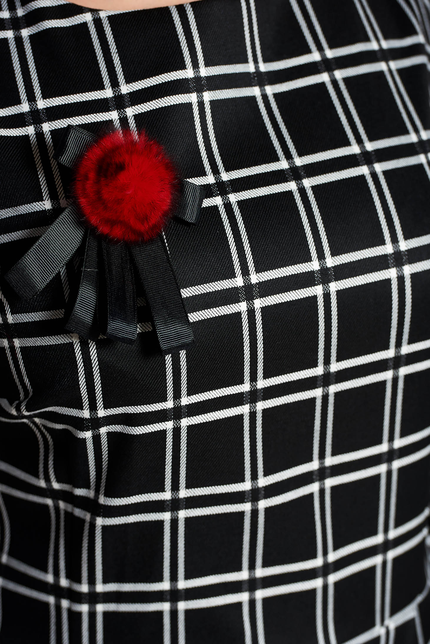 Rochie neagra midi tip creion din stofa usor elastica in carouri accesorizata cu brosa 5 - StarShinerS.ro