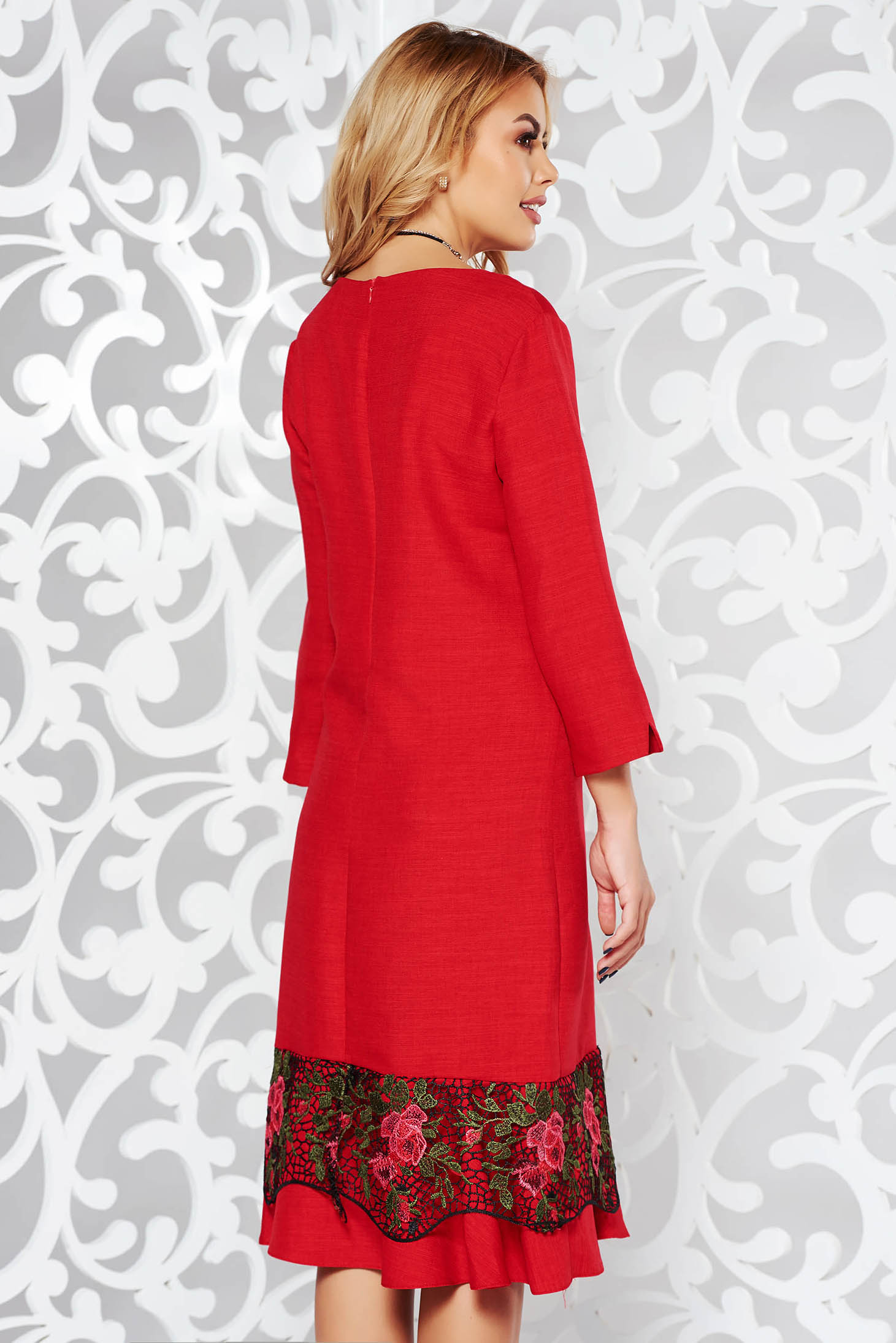 Piros elegáns bő szabású ruha enyhén elasztikus szövet csipke díszítéssel lánccal 2 - StarShinerS.hu