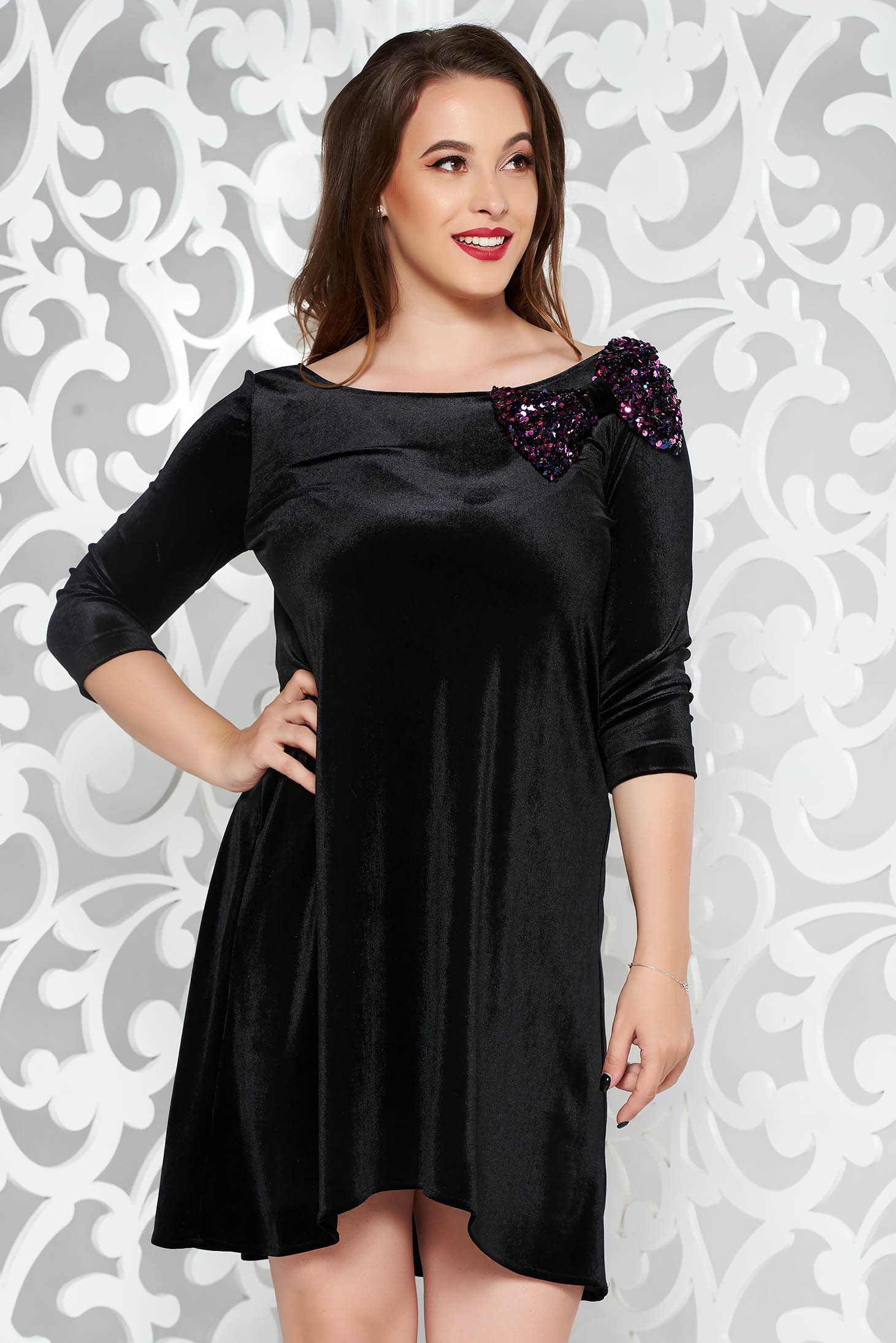 Rochie StarShinerS neagra de ocazie cu croi larg din catifea accesorizata cu o fundita cu paiete
