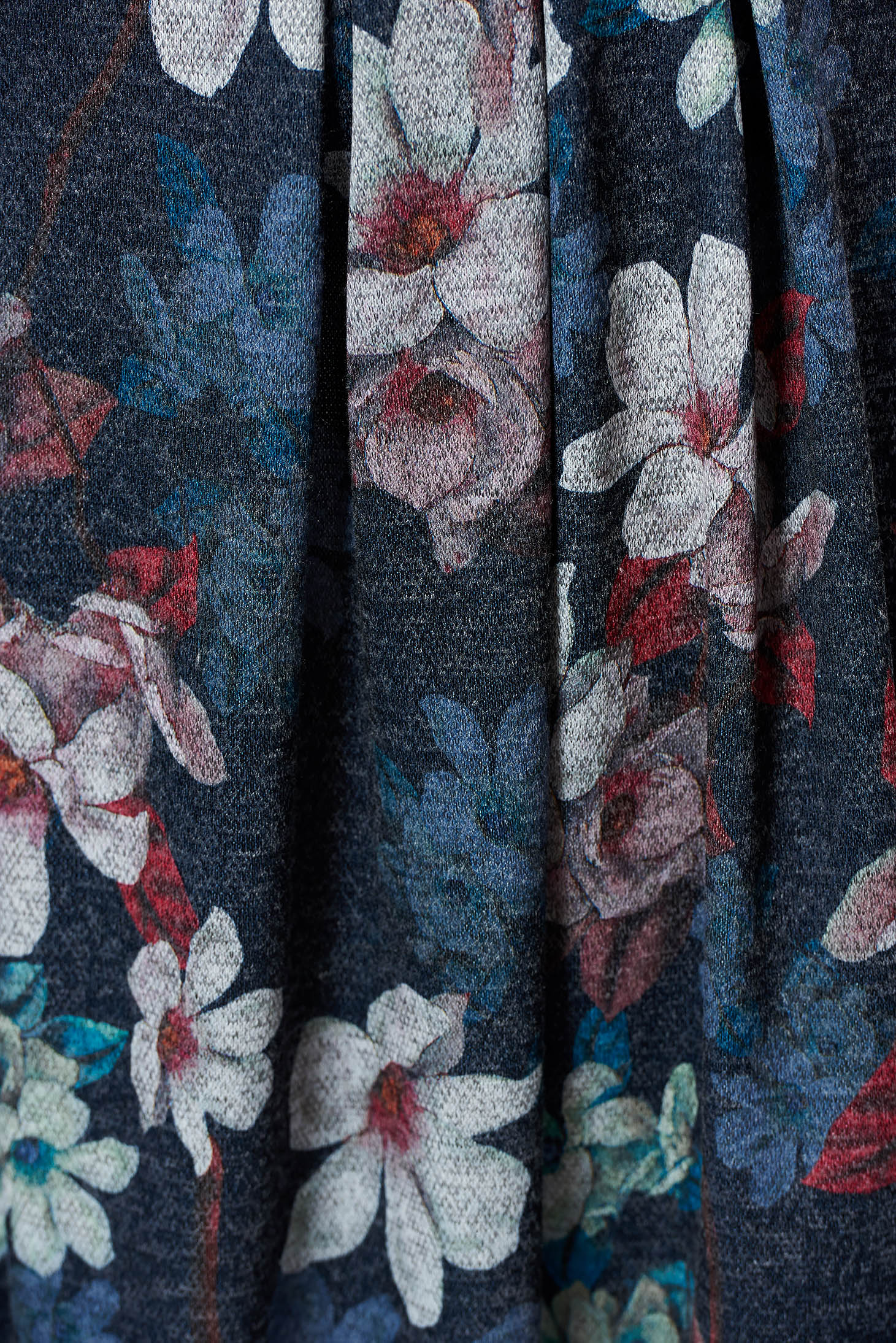 Rochie neagra de zi in clos din material tricotat cu imprimeuri florale 4 - StarShinerS.ro