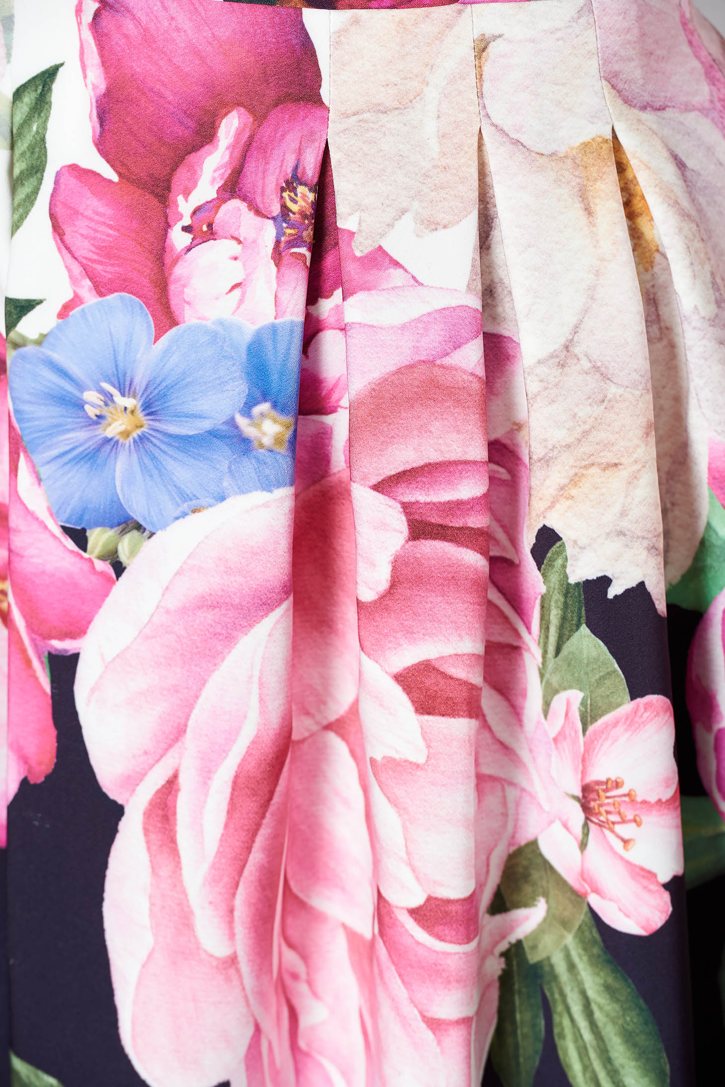 Rochie roz deschis eleganta in clos din stofa usor elastica cu imprimeuri florale 4 - StarShinerS.ro
