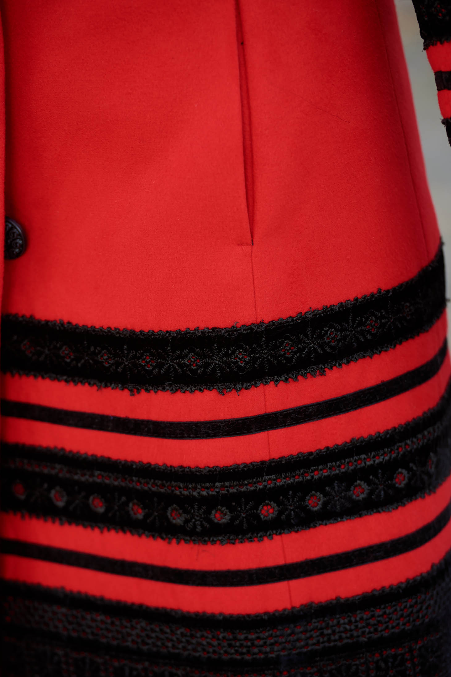 Piros LaDonna elegáns szövettel nagykabát karcsusított szabás belső béléssel zsebes bársony panelekkel 4 - StarShinerS.hu