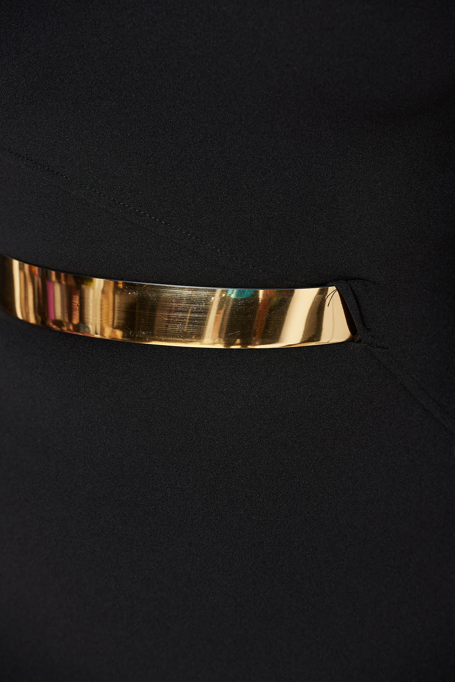 Rochie neagra eleganta tip creion din material elastic decupat la bust accesorizata cu cordon 4 - StarShinerS.ro