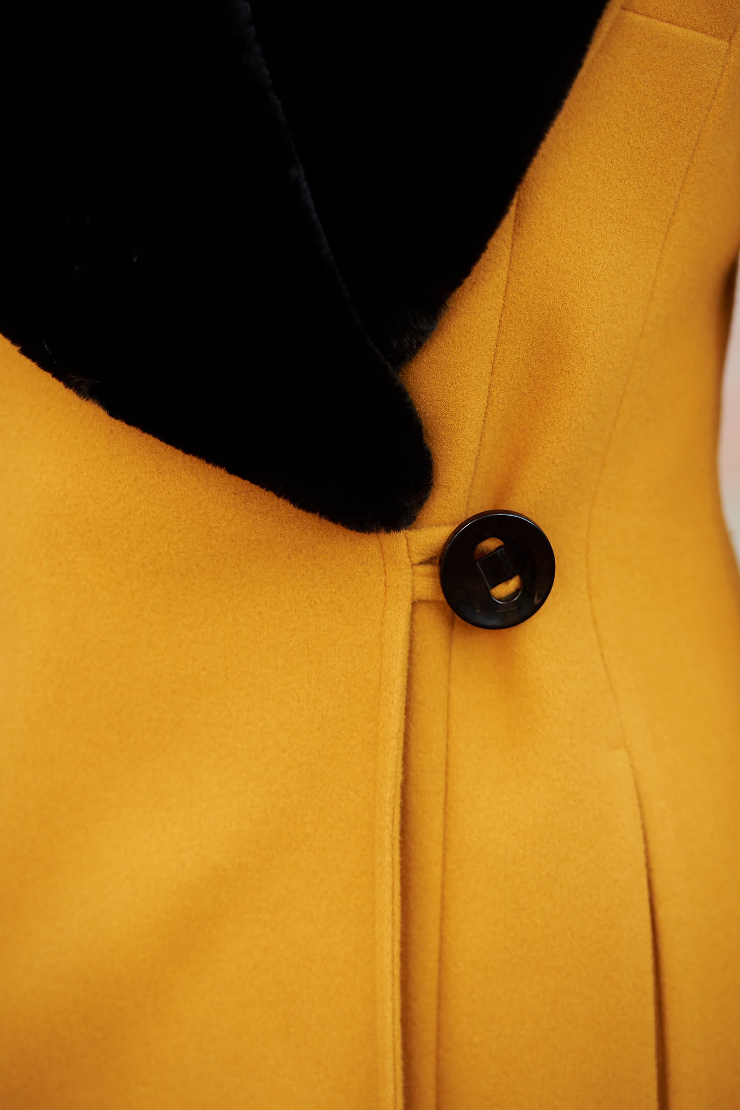 Mustársárga elegáns karcsusított szabású nagykabát gyapjúból szőrme gallérral és béléssel 4 - StarShinerS.hu