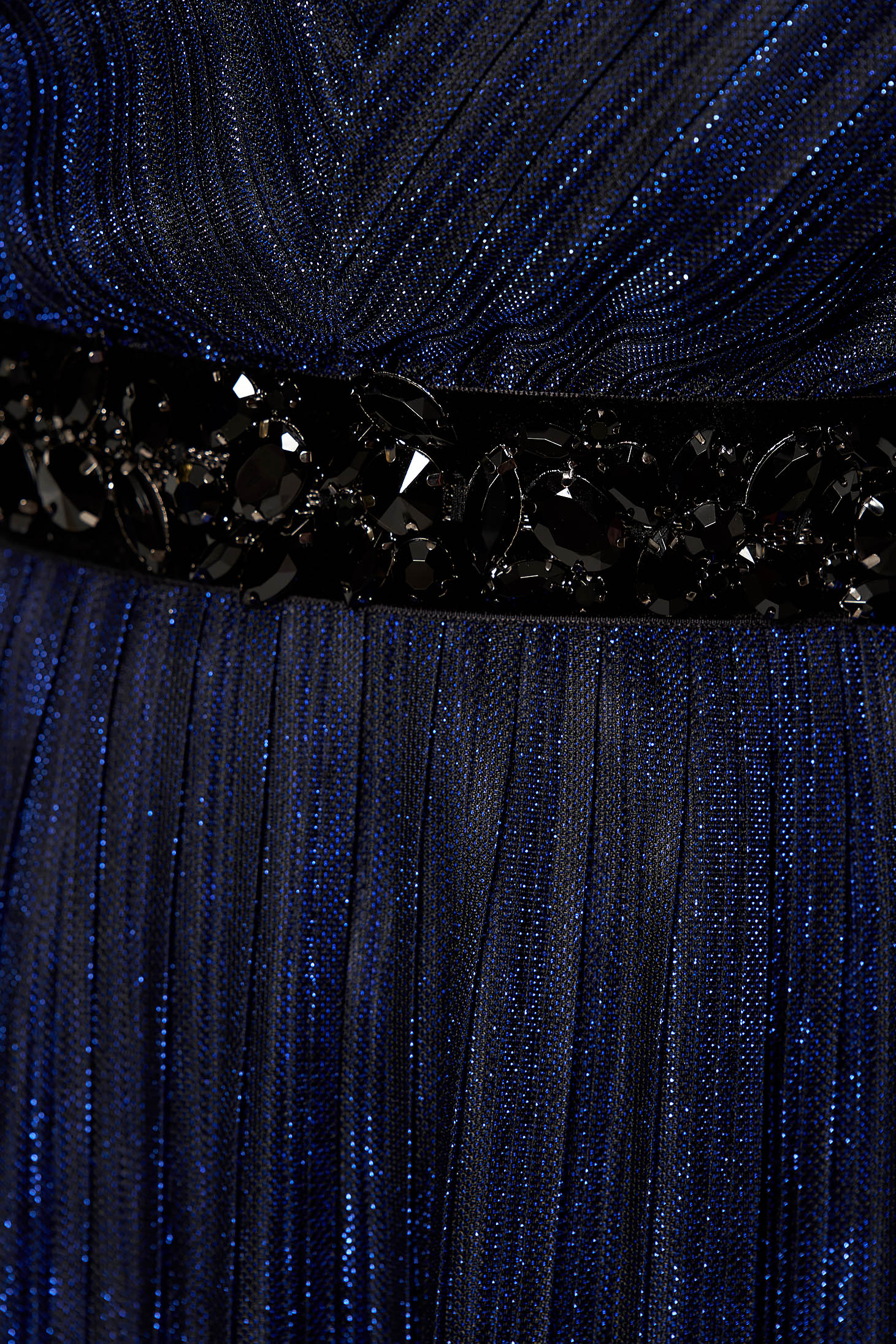 Kék StarShinerS alkalmi ruha fényes anyagból béléssel övvel ellátva és strassz köves kiegészítővel 4 - StarShinerS.hu