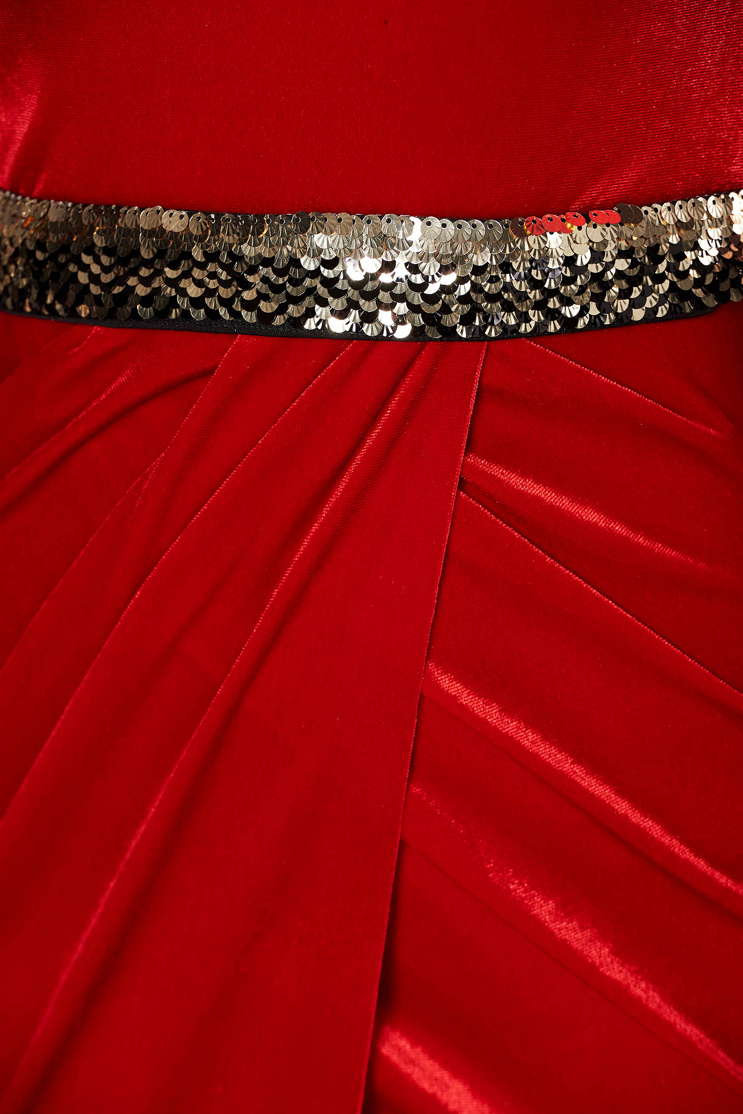 Piros alkalmi aszimetrikus ceruza ruha bársony övvel ellátva flitteres díszítés 4 - StarShinerS.hu