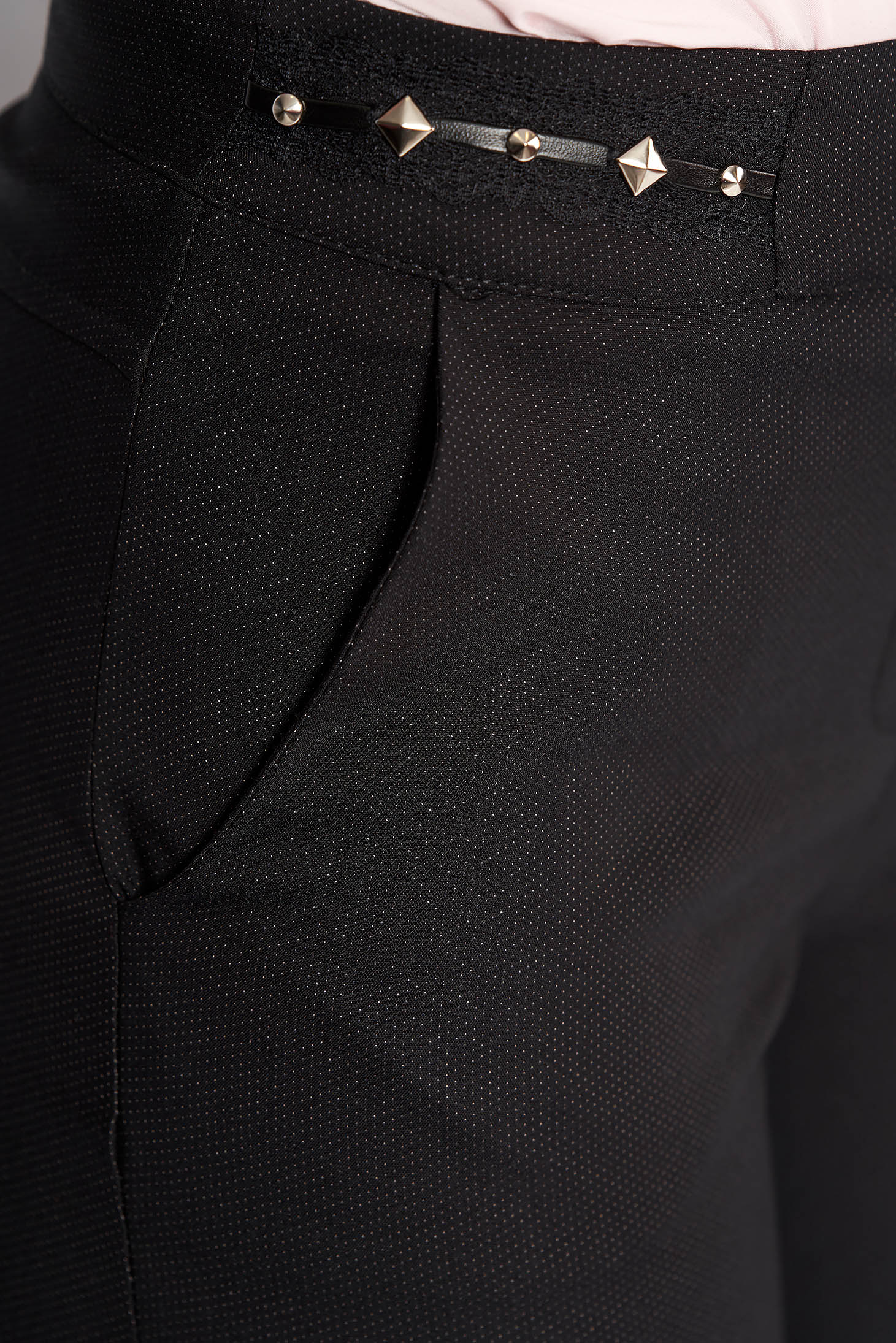Fekete Fofy irodai kónikus nadrág enyhén elasztikus szövet fém díszítésekkel 4 - StarShinerS.hu