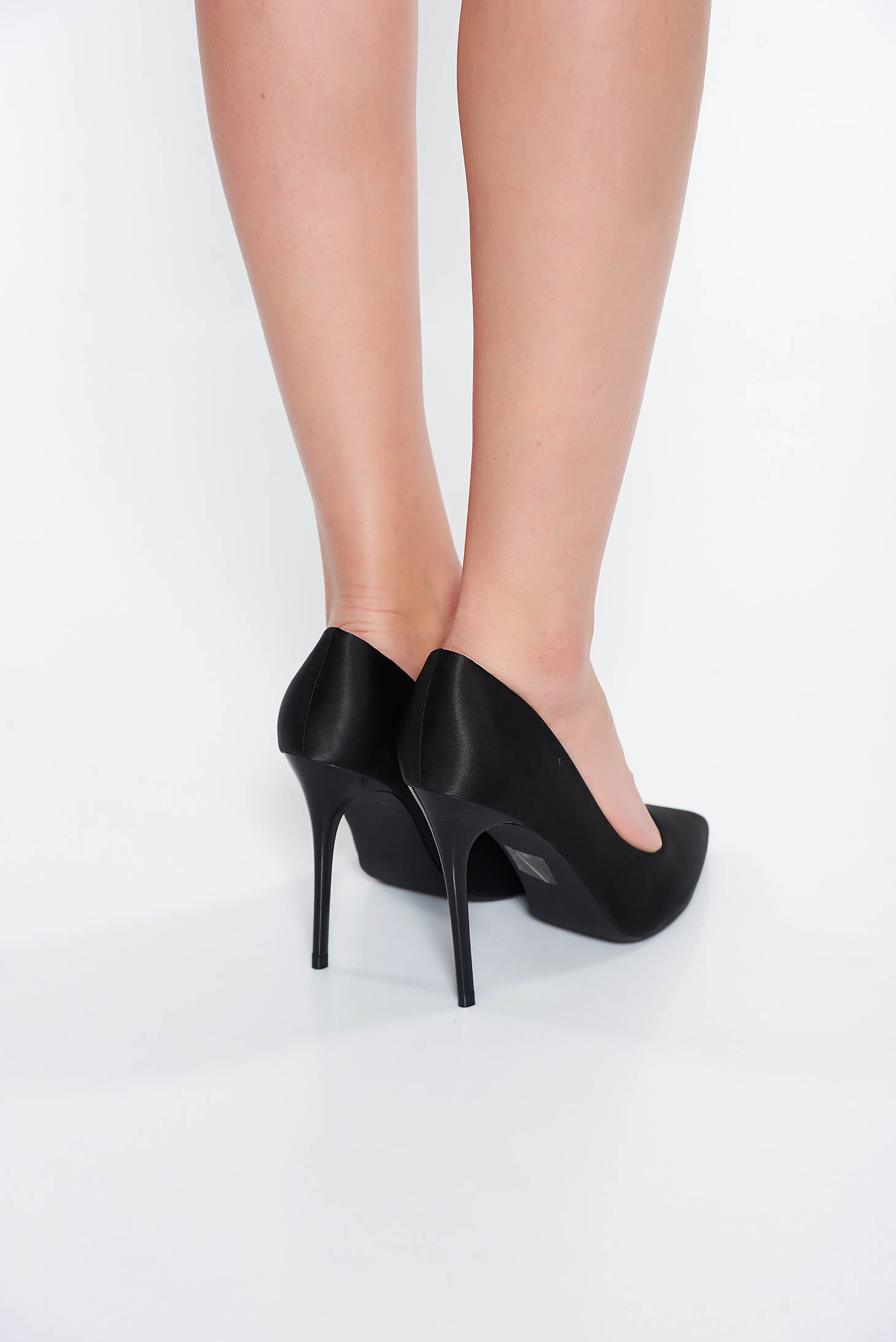 Fekete elegáns magassarkú cipő enyhén hegyes orral szatén anyagból 6 - StarShinerS.hu