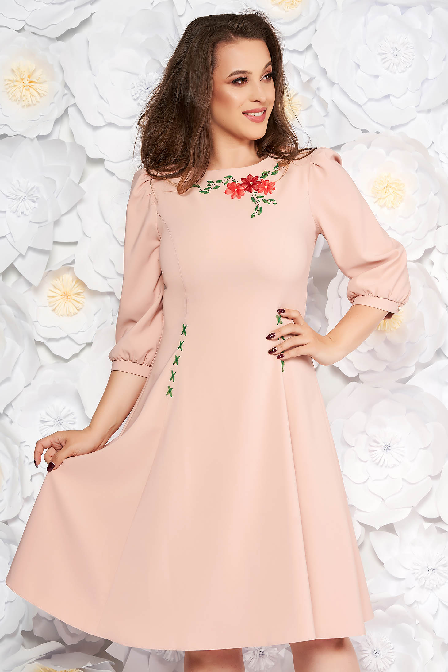 Rochie LaDonna roz deschis eleganta brodata in clos din stofa usor elastica cu maneci trei-sferturi