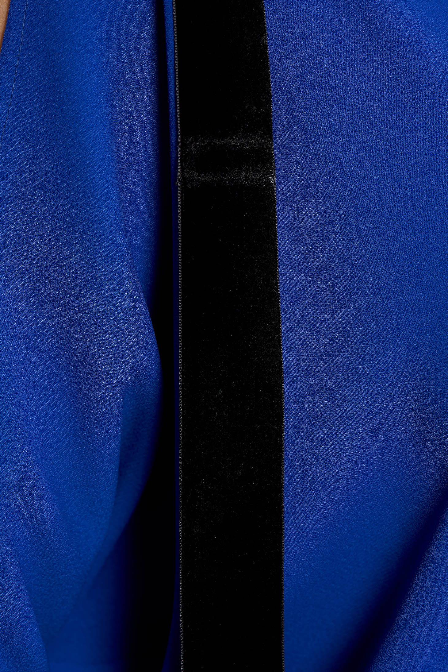 Kék elegáns ruha egyenes szabás vékony anyag kivágott vállrésszel 4 - StarShinerS.hu