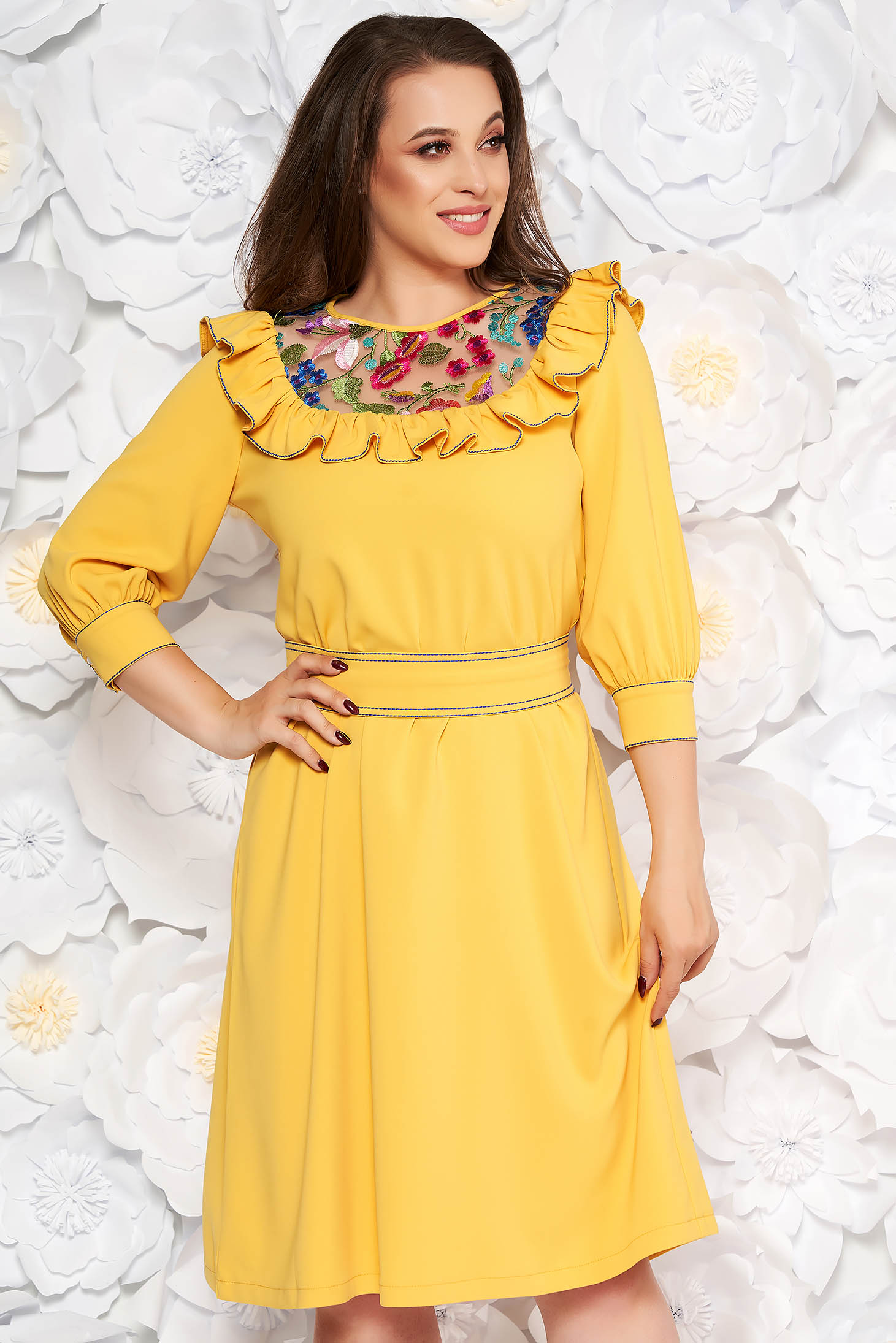Rochie LaDonna galbena eleganta brodata cu croi larg din stofa subtire usor elastica captusita pe interior accesorizata cu cordon