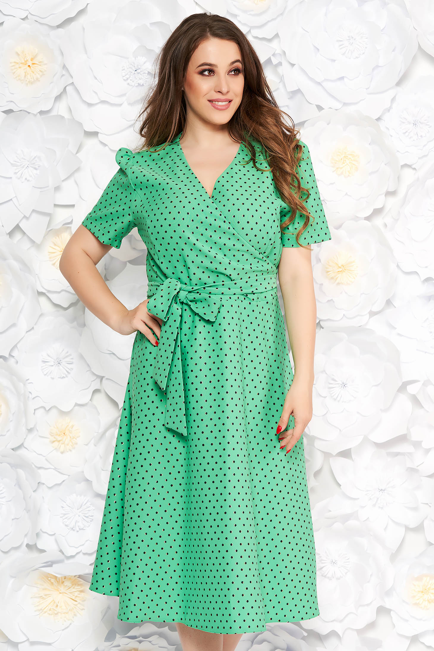 Rochie verde-deschis eleganta in clos din stofa subtire usor elastica cu buline accesorizata cu cordon