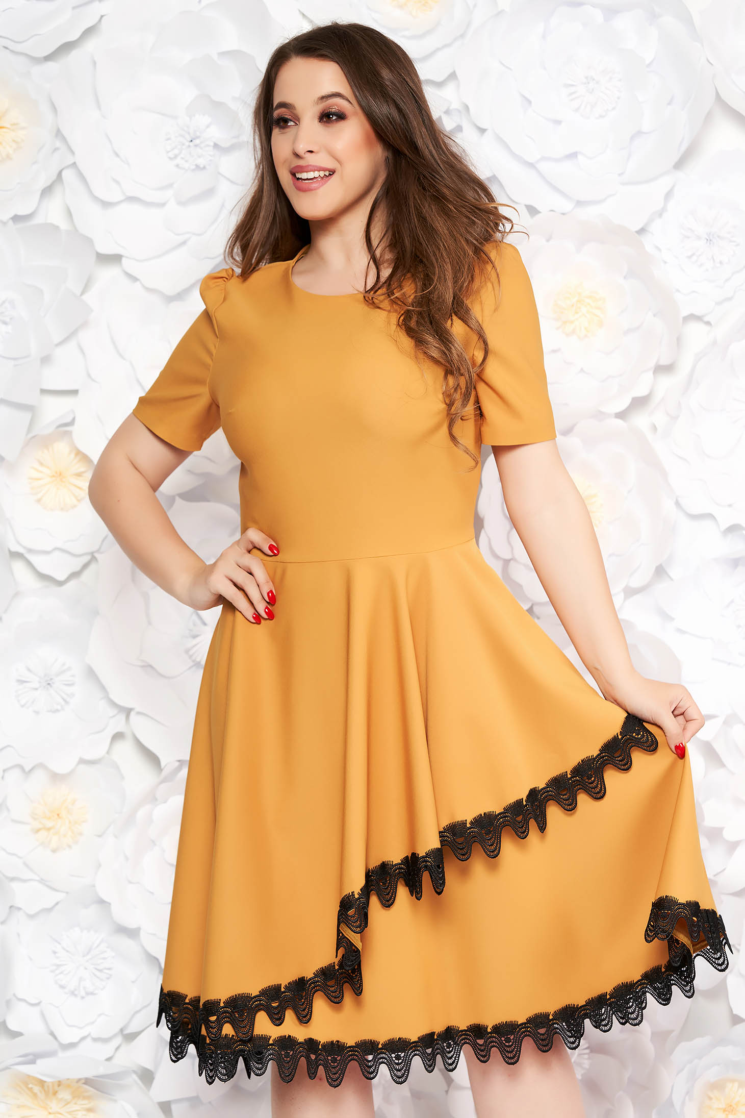 Rochie mustarie eleganta midi in clos din stofa elastica subtire cu volanase cu aplicatii de dantela