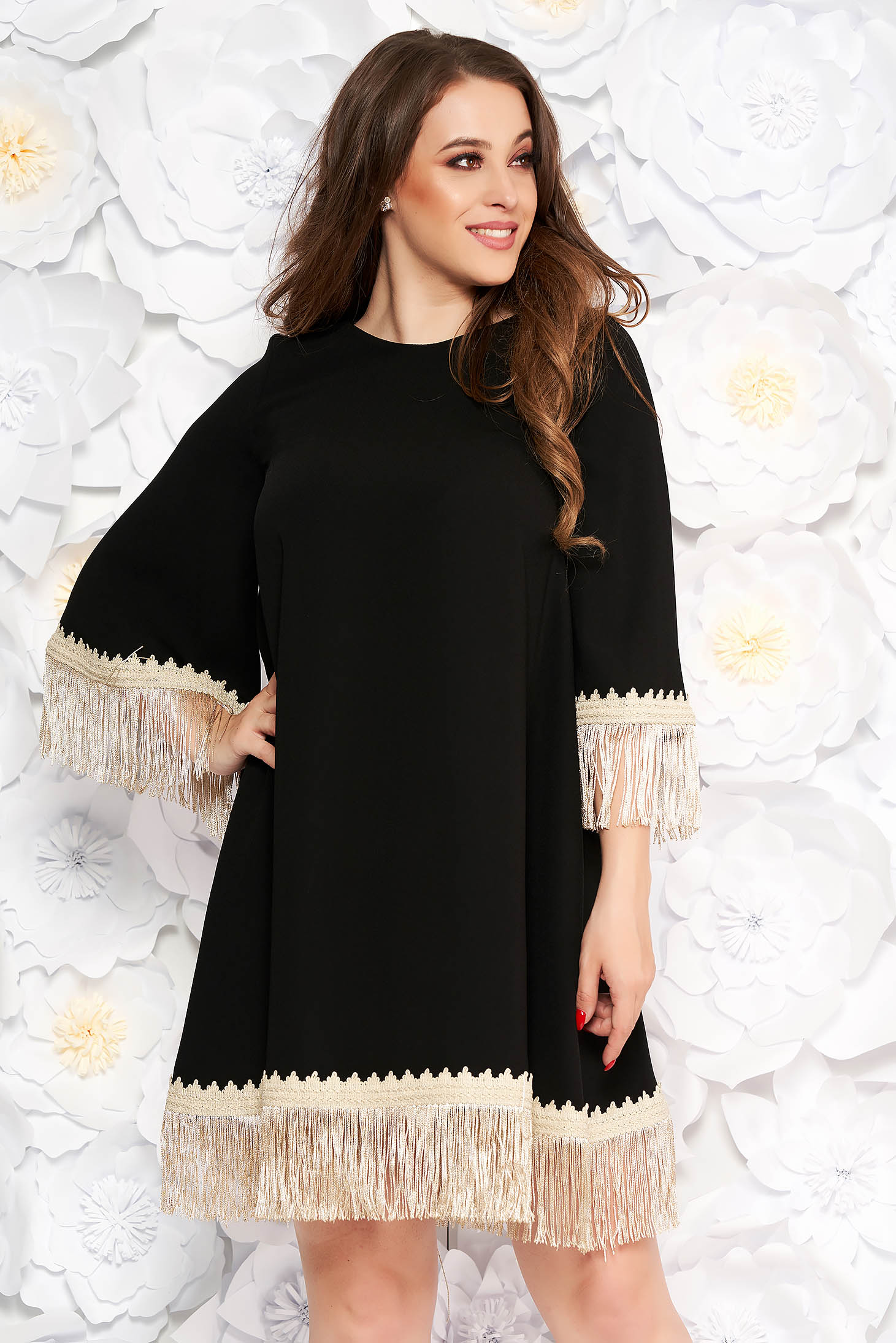 Rochie LaDonna neagra eleganta cu croi larg din stofa neelastica cu franjuri si maneca trei sferturi