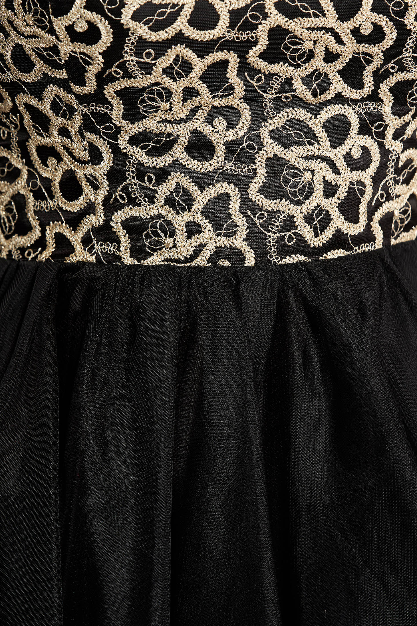 Deréktól bővülő szabású fekete ruha fátyol csipke díszítéssel 4 - StarShinerS.hu