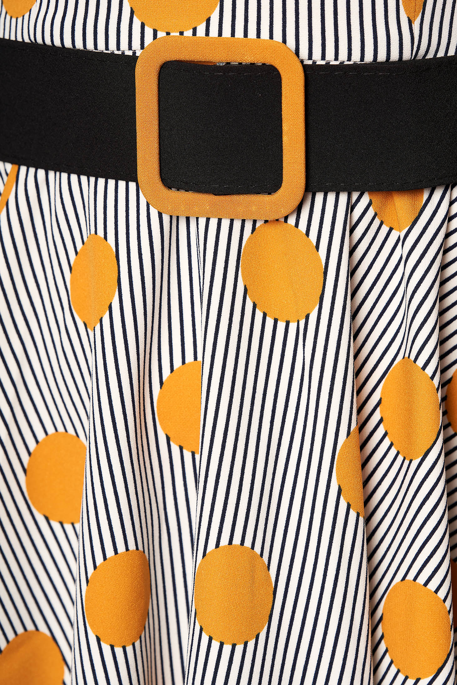 Mustársárga pöttyös hétköznapi rövid harang ruha v-dekoltázzsal öv típusú kiegészítővel 3 - StarShinerS.hu