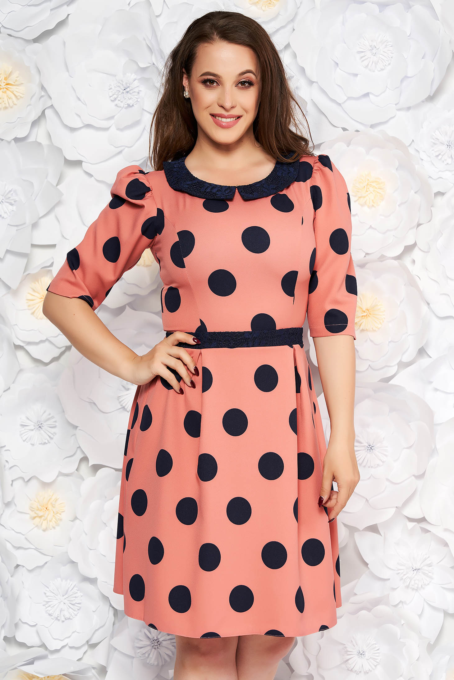 Rochie LaDonna roz eleganta de zi in clos din stofa subtire usor elastica cu buline si guler rotunjit