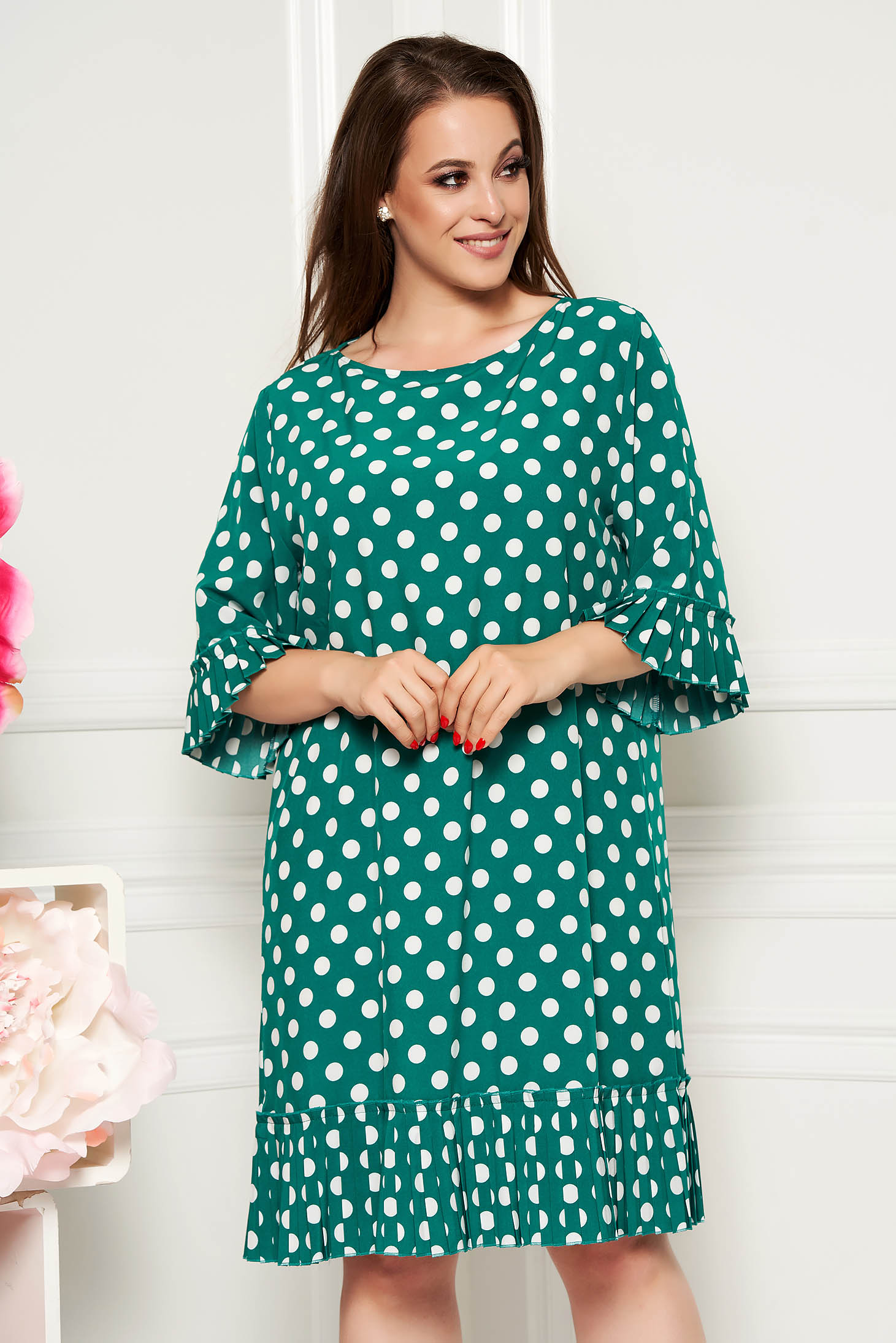 Rochie verde de zi cu croi larg cu maneci clopot din material subtire cu buline