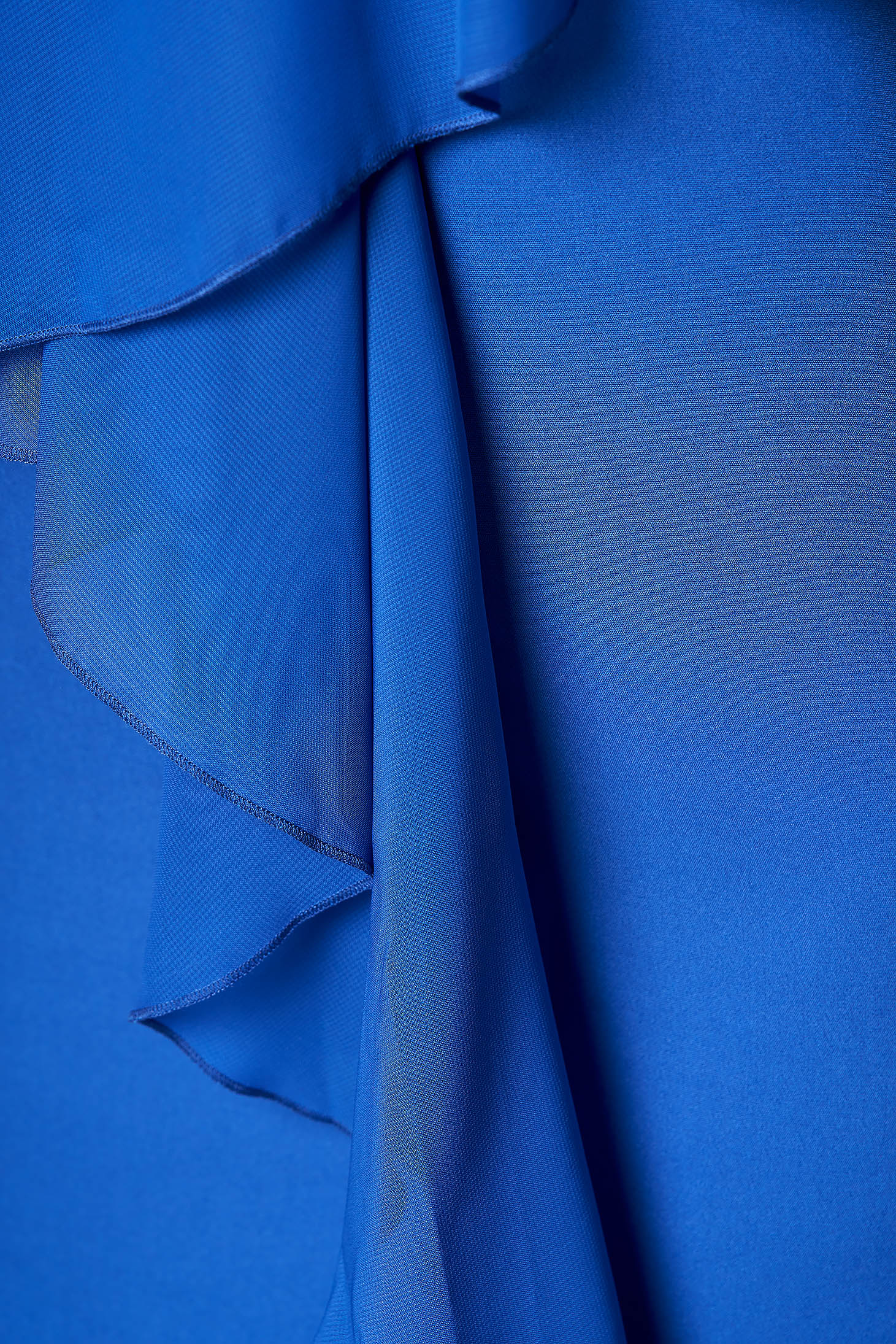 Rochie albastra midi de ocazie fara maneci cu un croi cambrat din stofa subtire usor elastica si suprapunere cu voal 4 - StarShinerS.ro