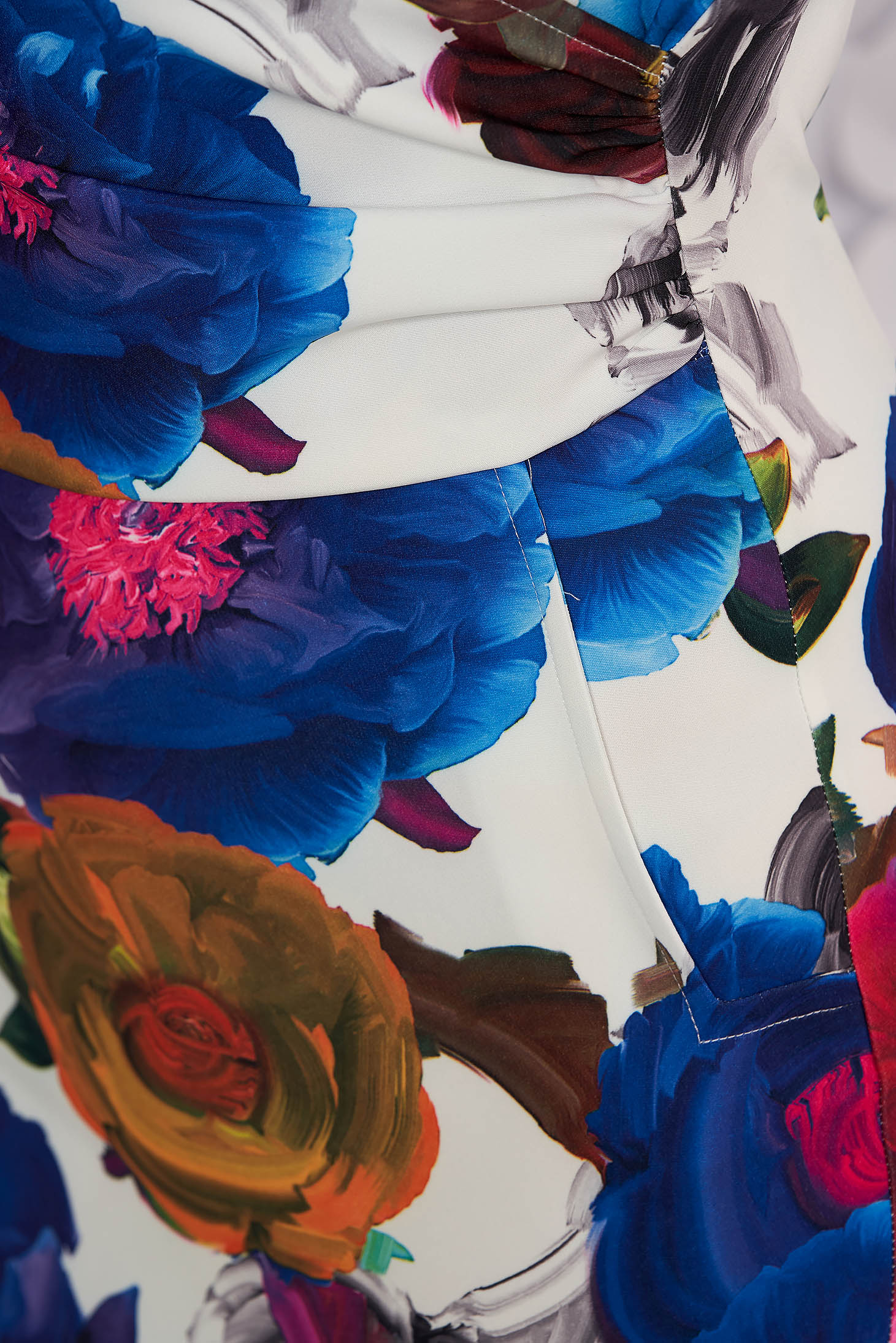 Kék elegáns ceruza ruha v-dekoltázzsal finom tapintású anyagból virágmintás díszítéssel 4 - StarShinerS.hu