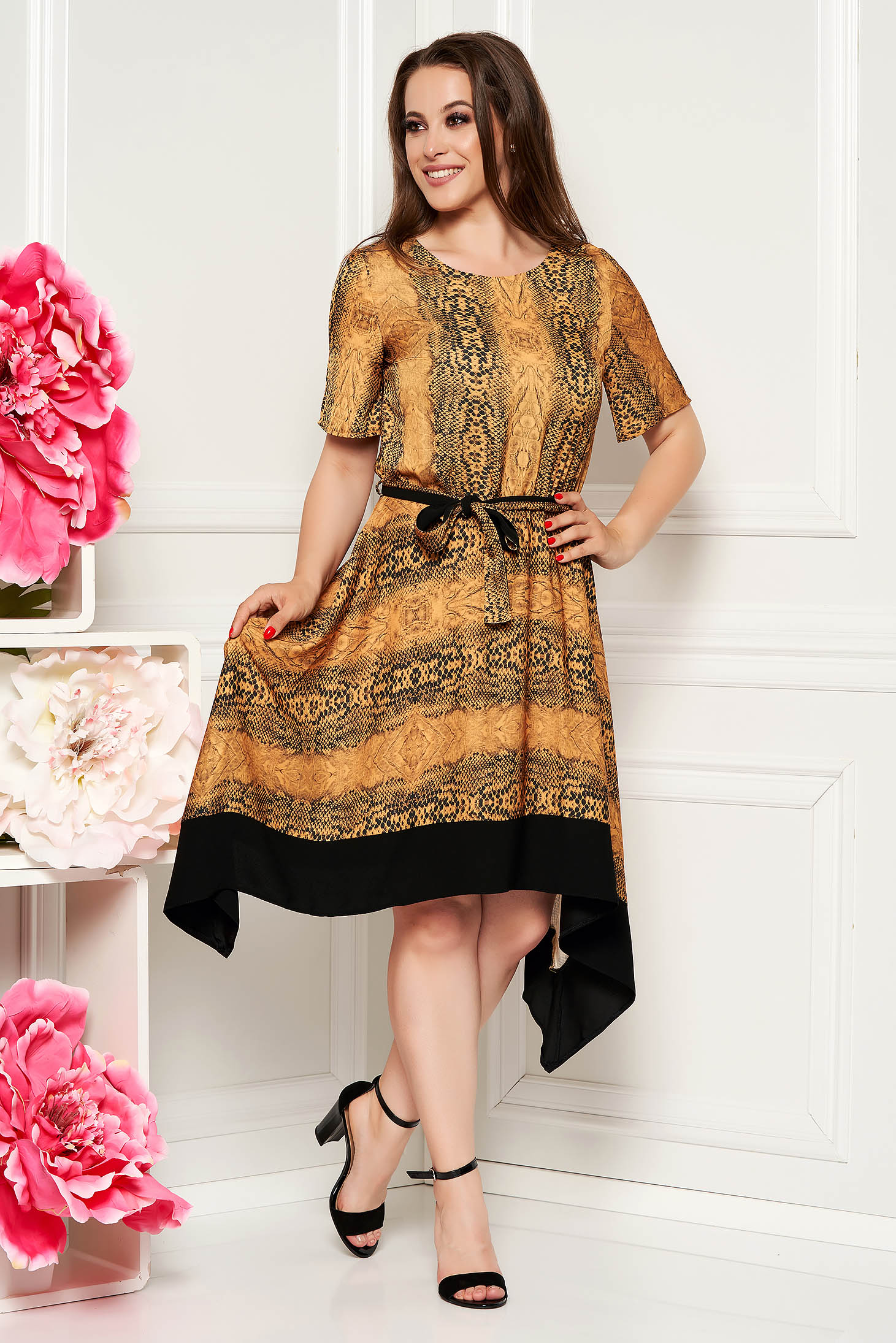 Rochie mustarie asimetrica in clos cu elastic in talie cu maneci scurte accesorizata cu cordon