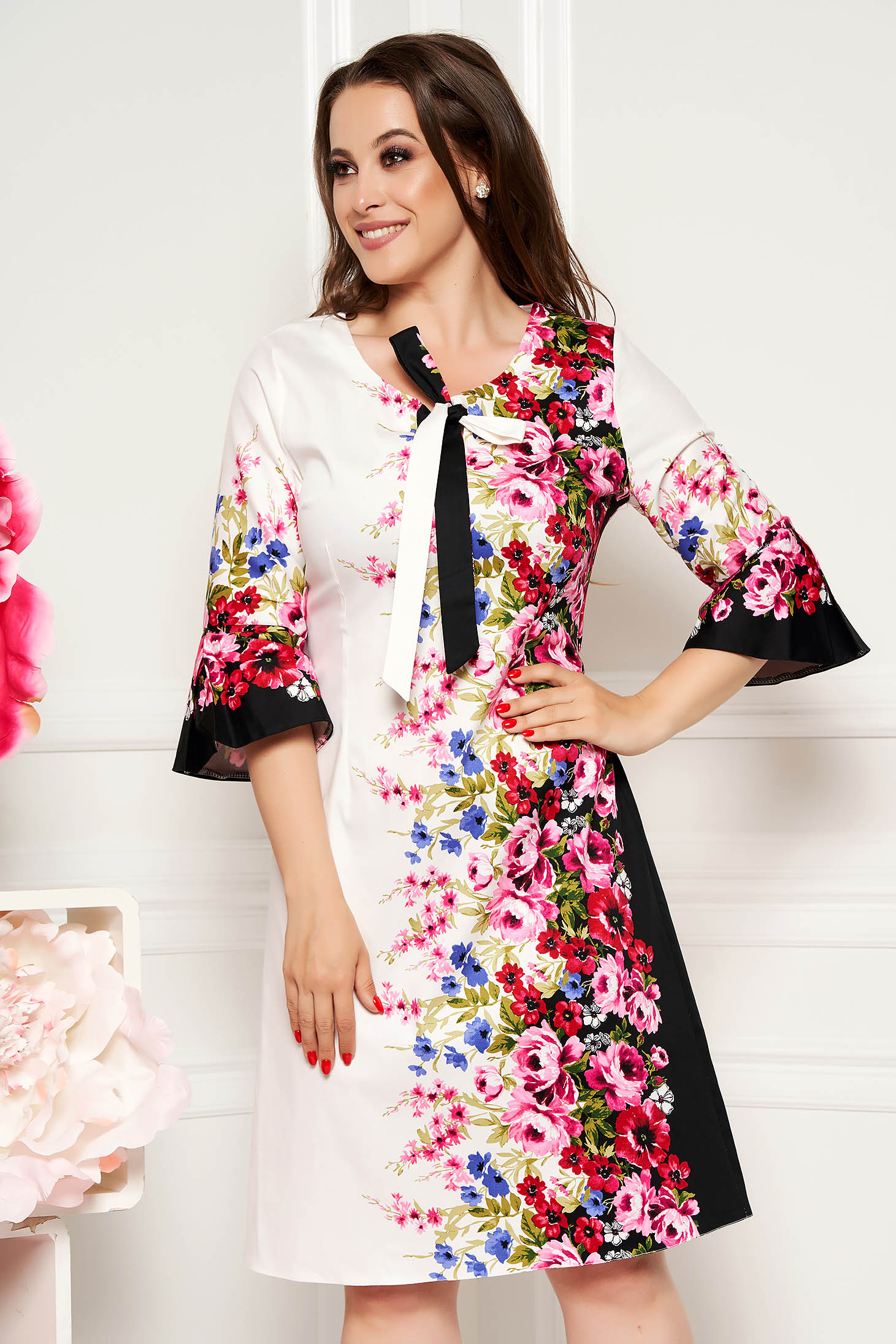 Rochie alba de zi cu croi in a din bumbac cu imprimeu floral cu maneci trei-sferturi