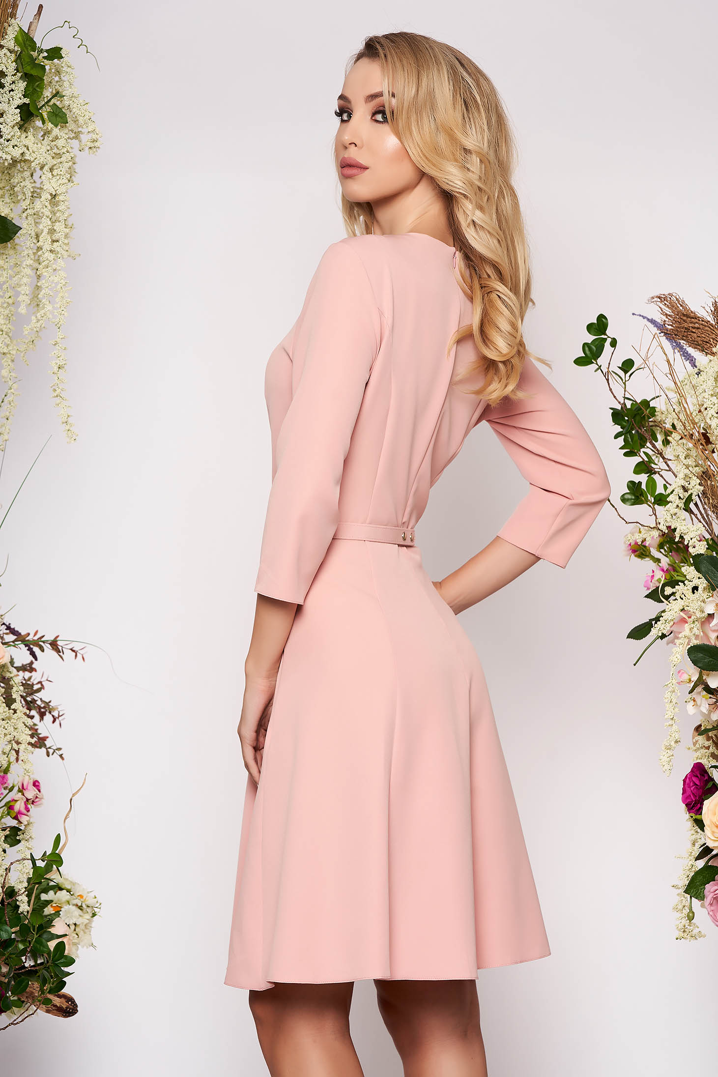 Rochie roz eleganta in clos din material fin la atingere detalii handmade cu accesoriu tip curea 2 - StarShinerS.ro