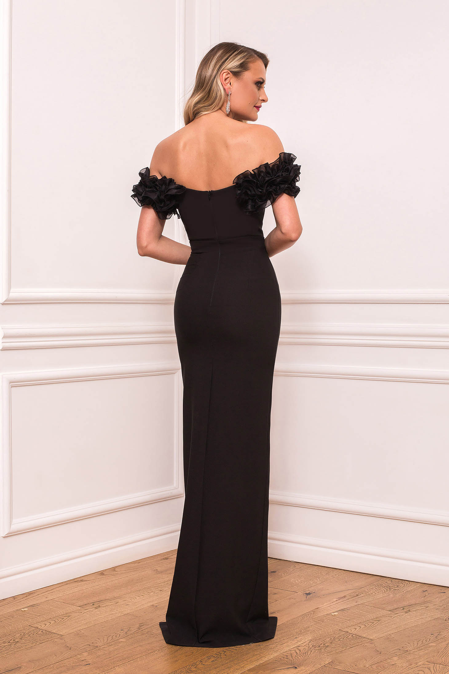 Rochie din stofa neagra lunga cu volanase si umeri goi crapata pe picior 2 - StarShinerS.ro