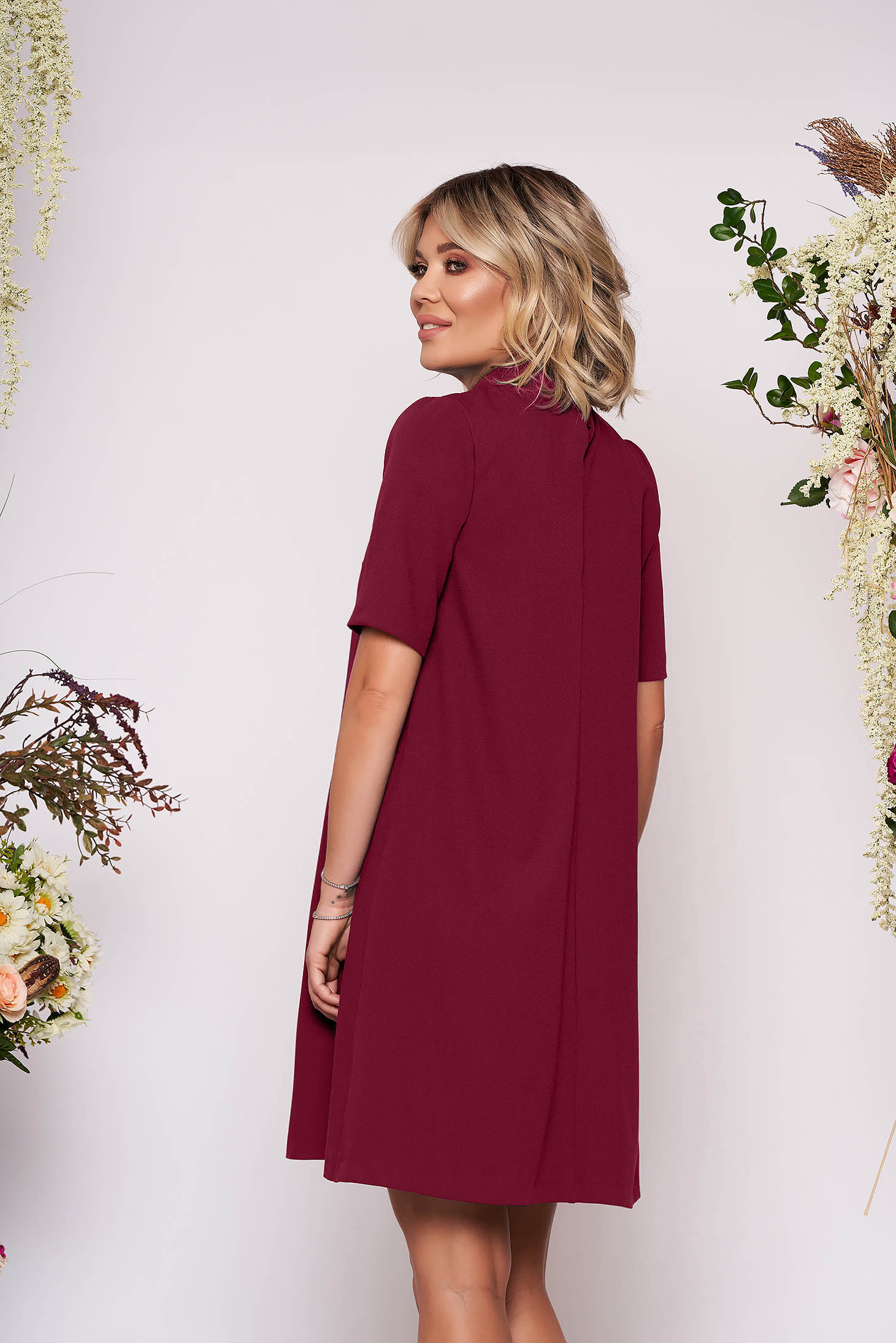 Rochie StarShinerS visinie scurta eleganta cu croi larg decupat la bust accesorizata cu brosa