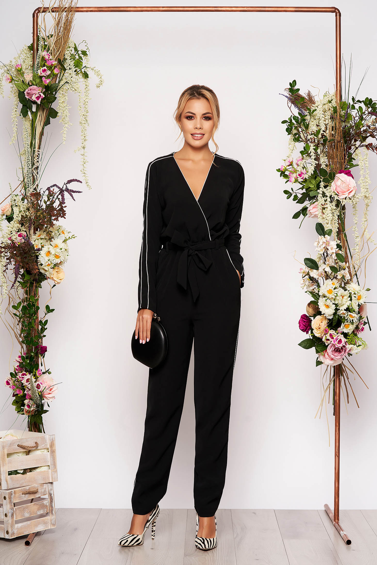 Elegant Sleeveless Jumpsuit with Pockets